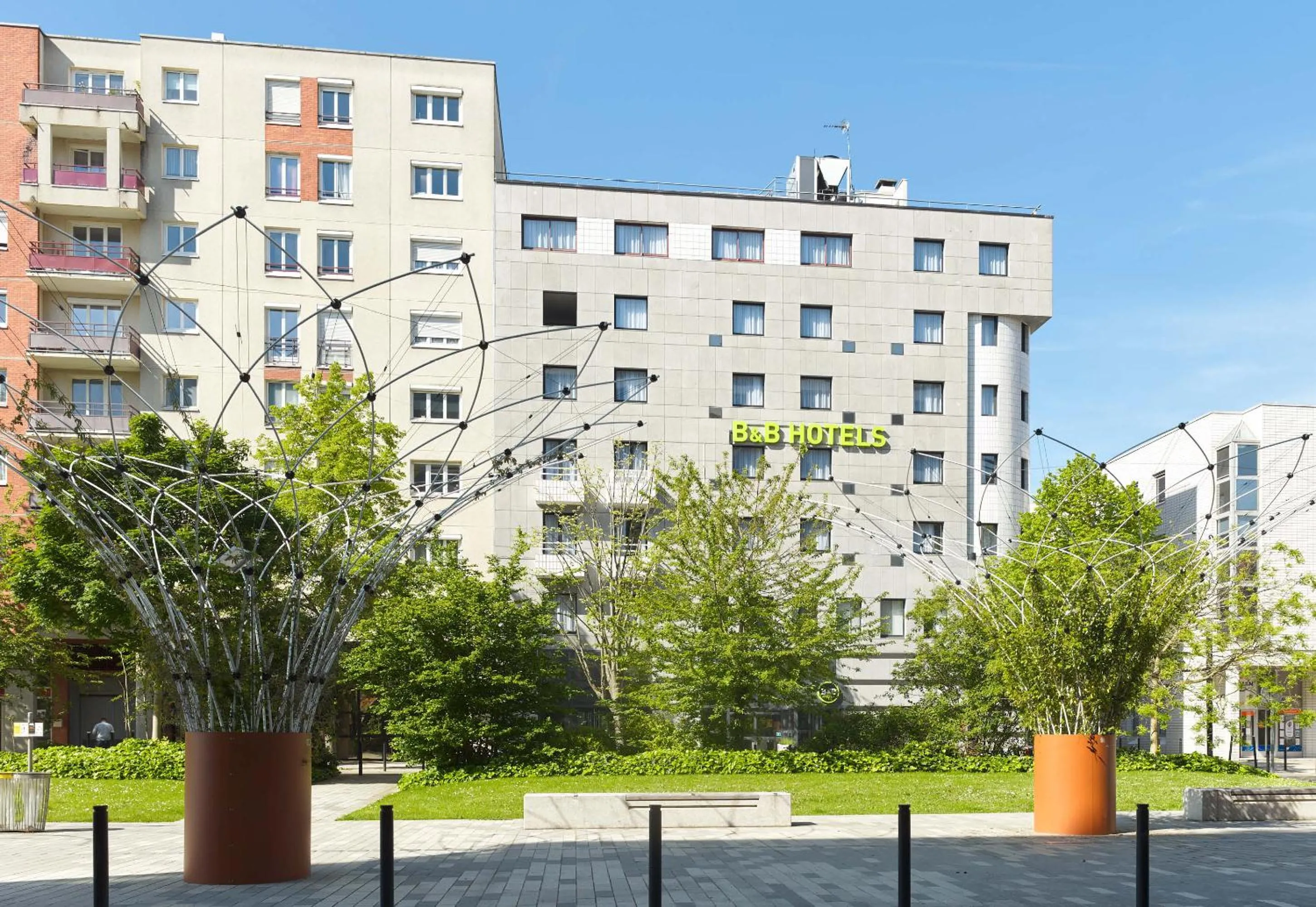 Property building in B&B HOTEL Saint-Quentin-en-Yvelines Centre Gare 4 étoiles