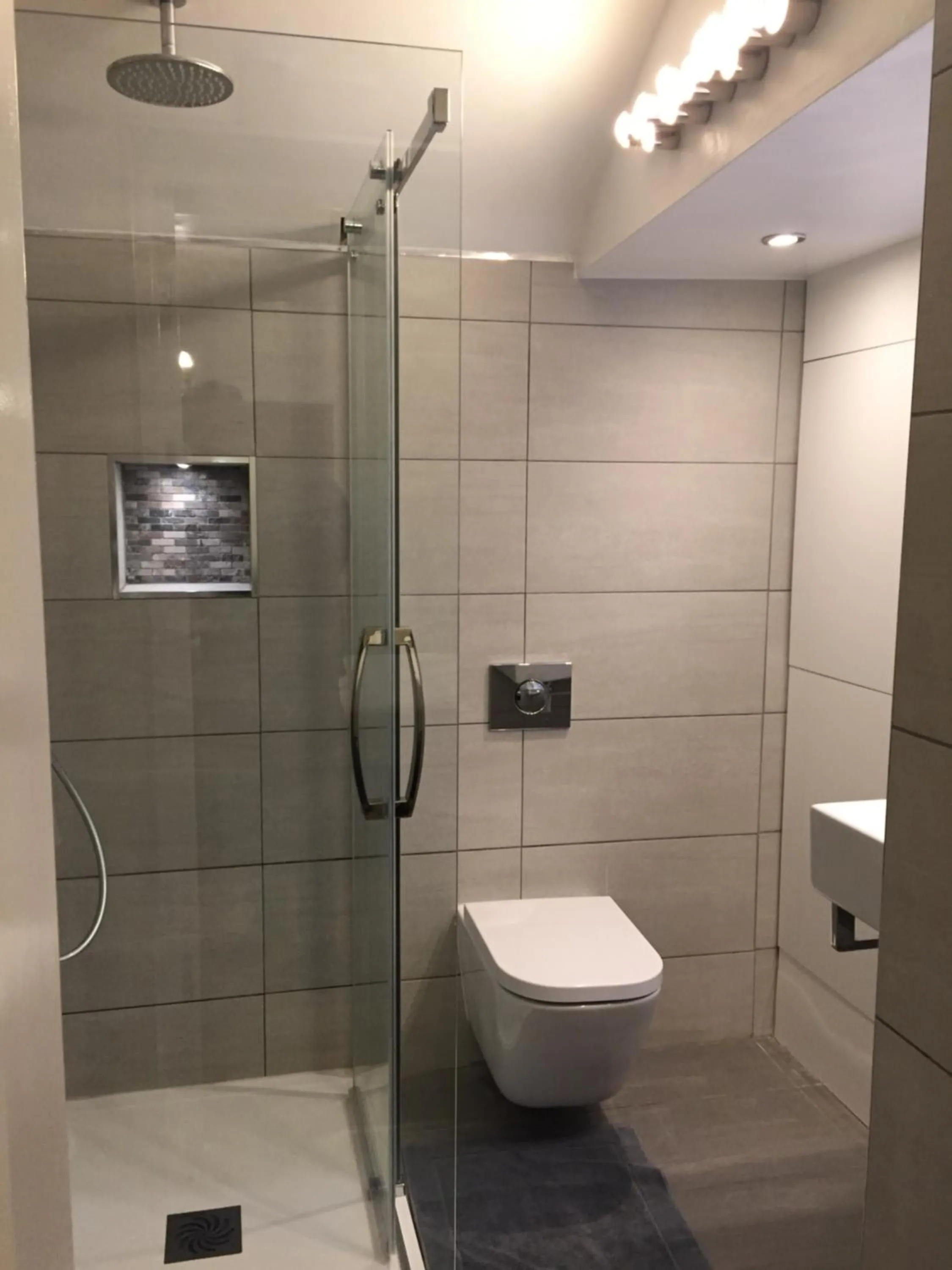 Shower in Albany Hotel