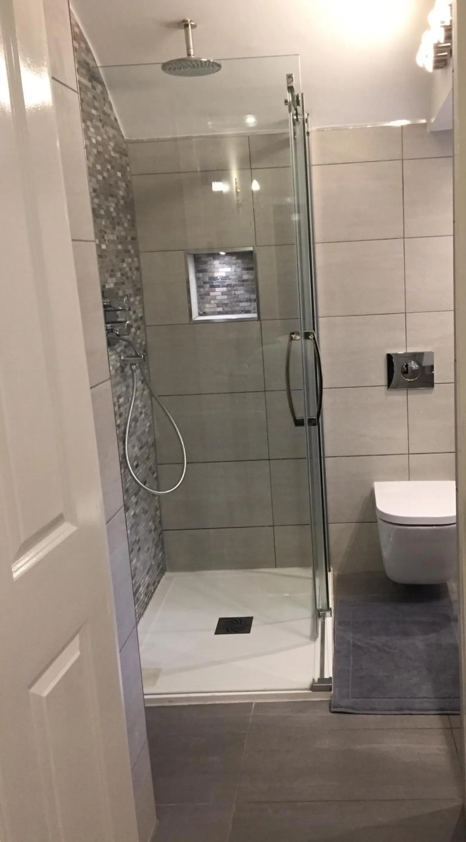 Shower in Albany Hotel
