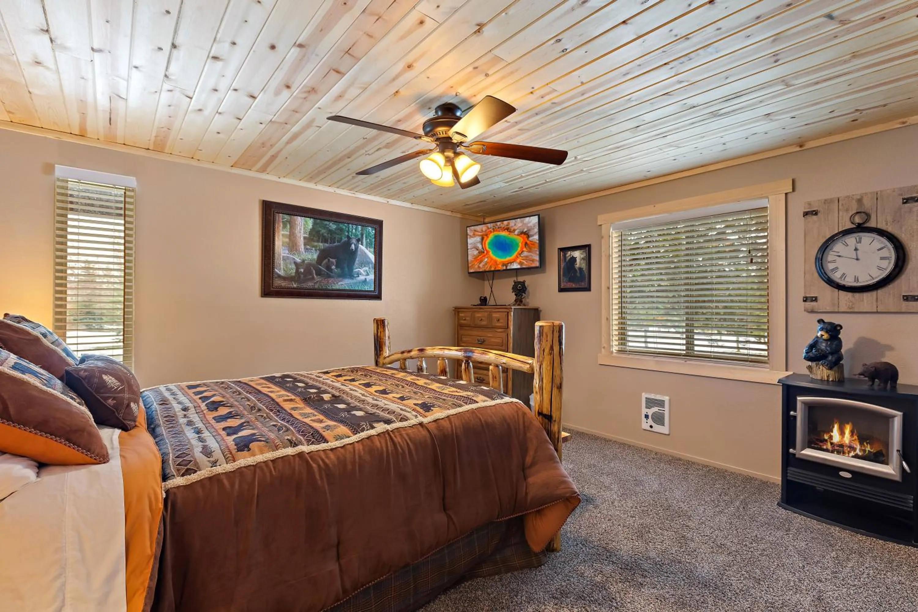 Bed in Huckleberry Hollow by KABINO Hot Tub FirePit PS2 Satellite Grill WiFi Golf Course