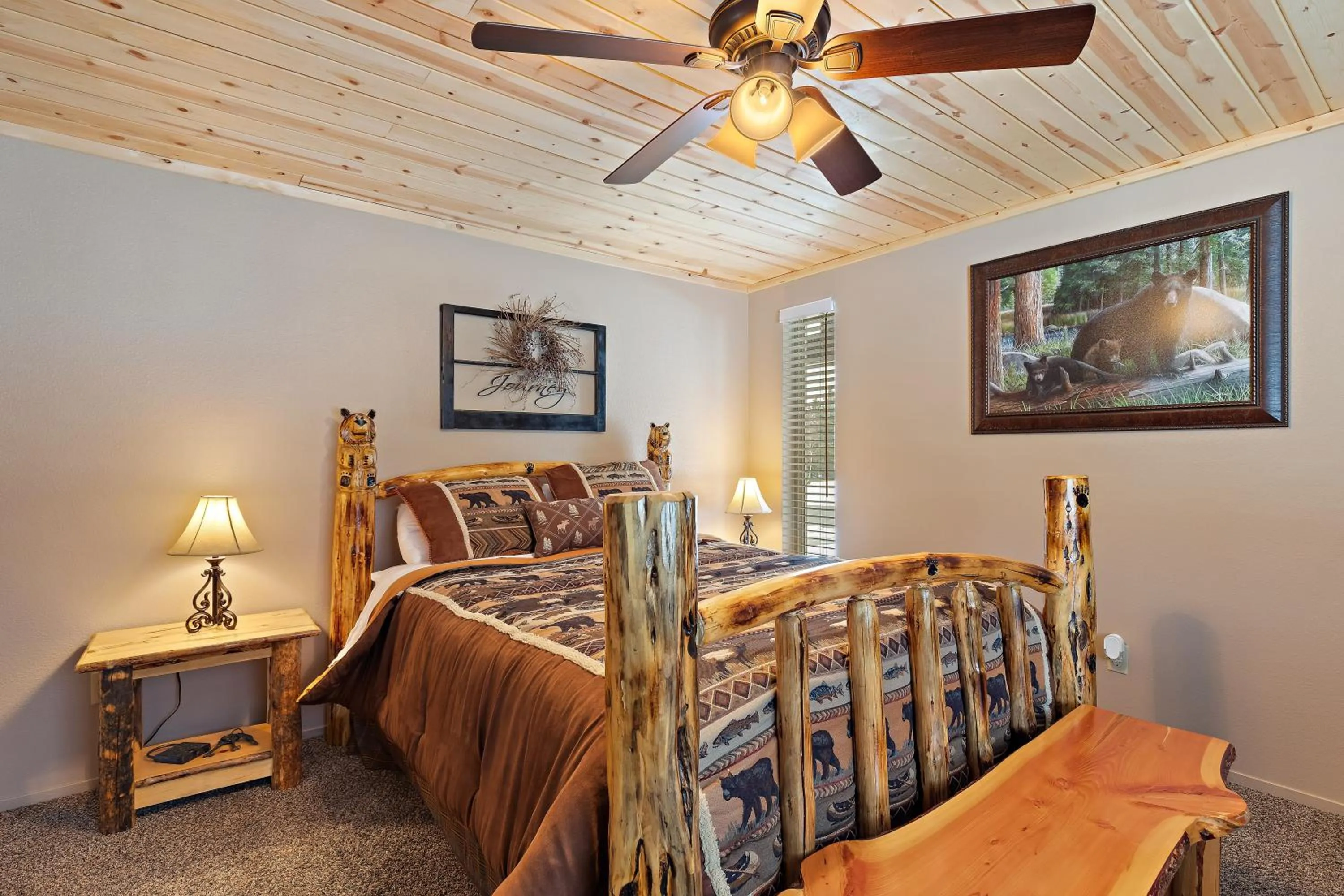 Bed in Huckleberry Hollow by KABINO Hot Tub FirePit PS2 Satellite Grill WiFi Golf Course