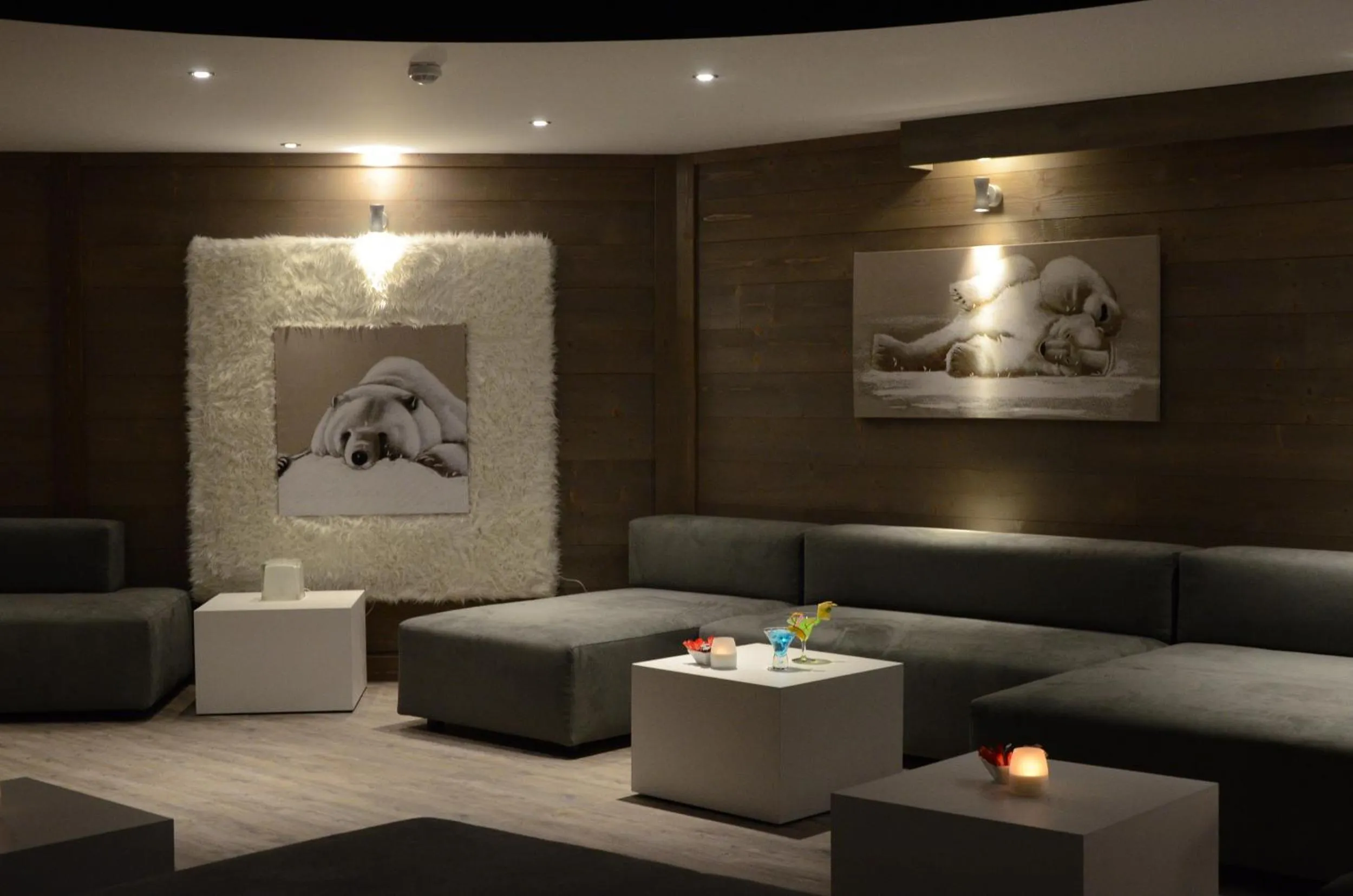 Lounge or bar in Hôtel L'Eden des Cimes - Vacances Bleues - Belle Plagne 2100