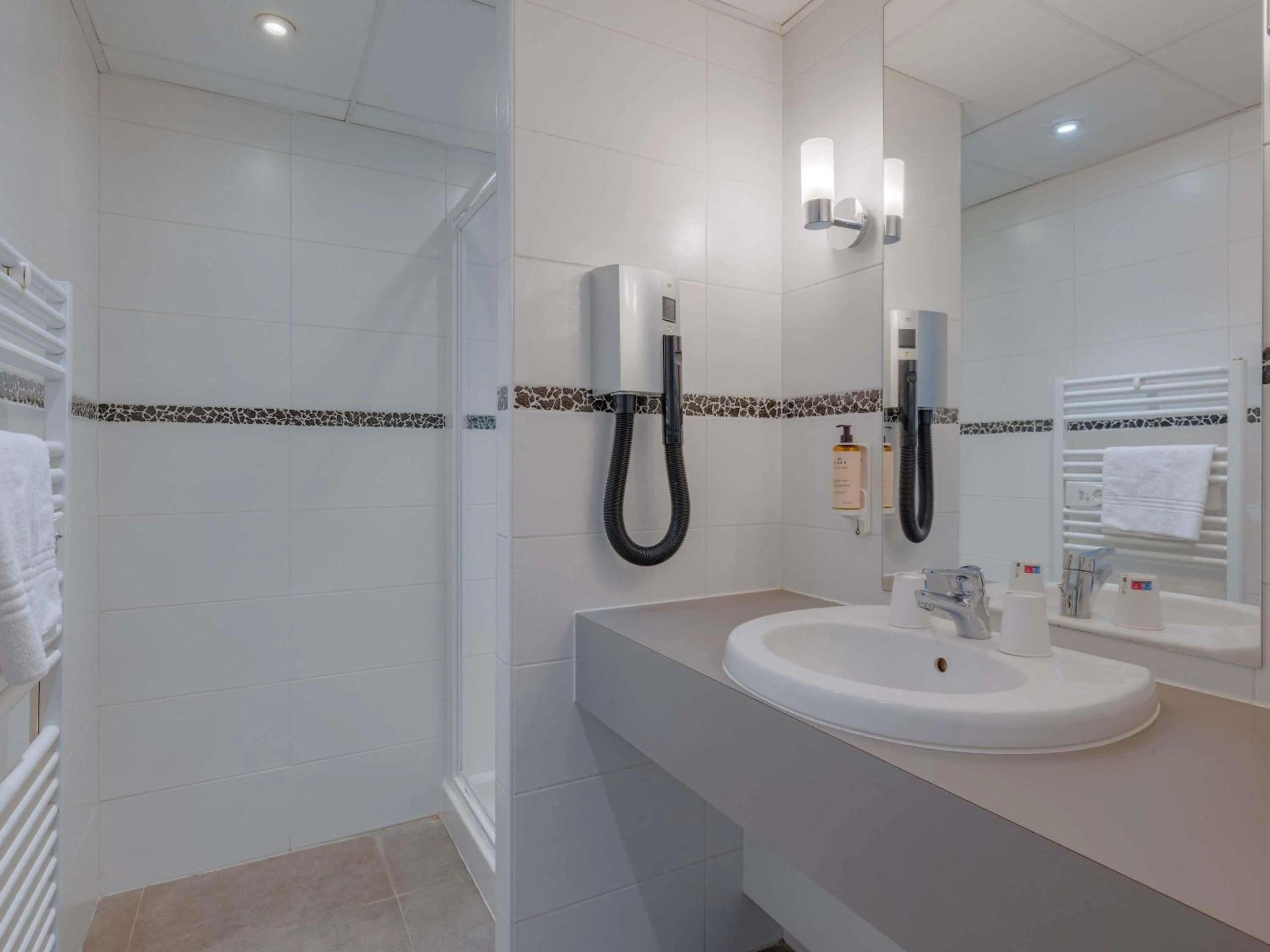 Bedroom in Mercure Lyon Est Villefontaine