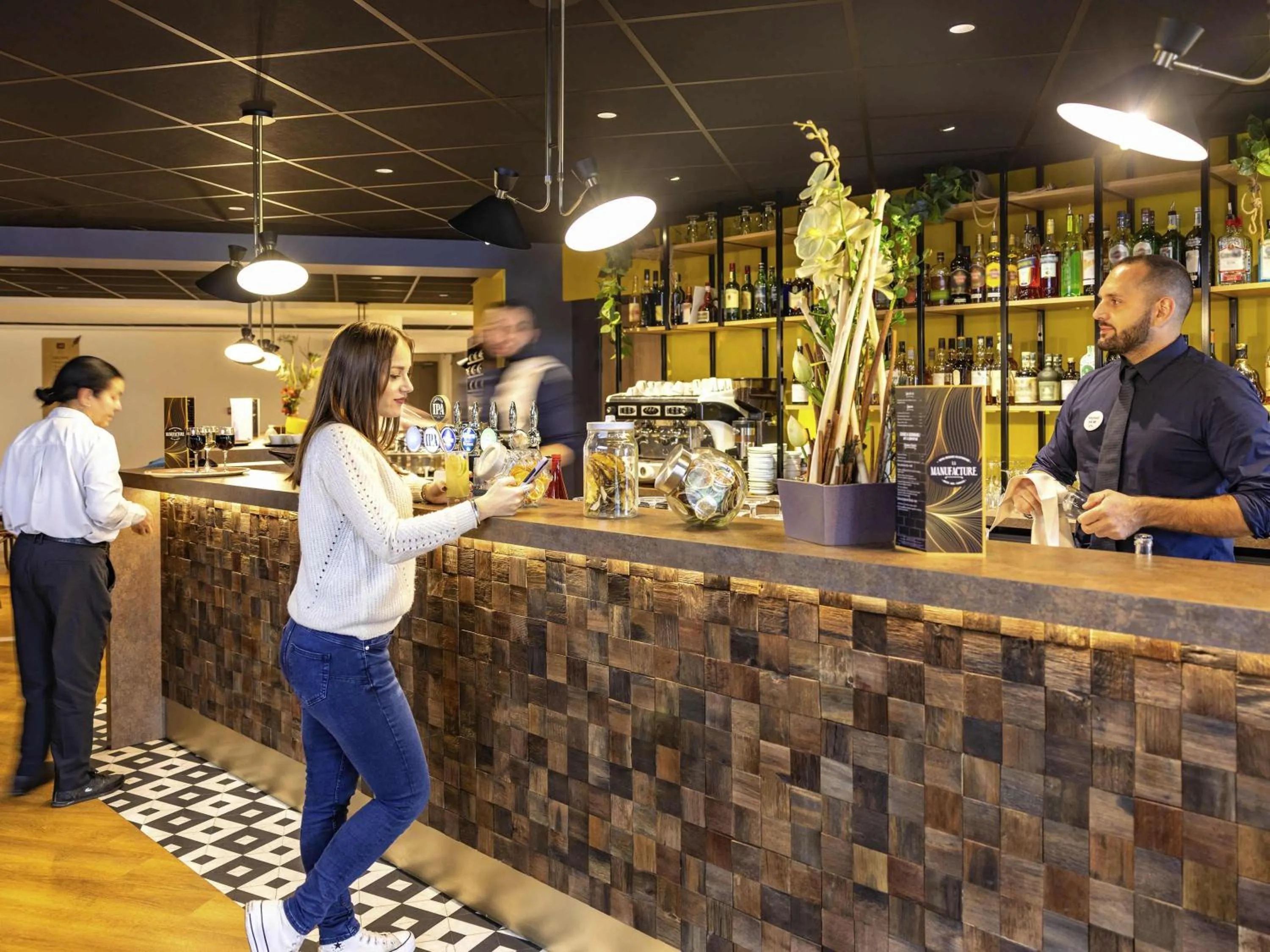 Lounge or bar in Mercure Lyon Est Villefontaine