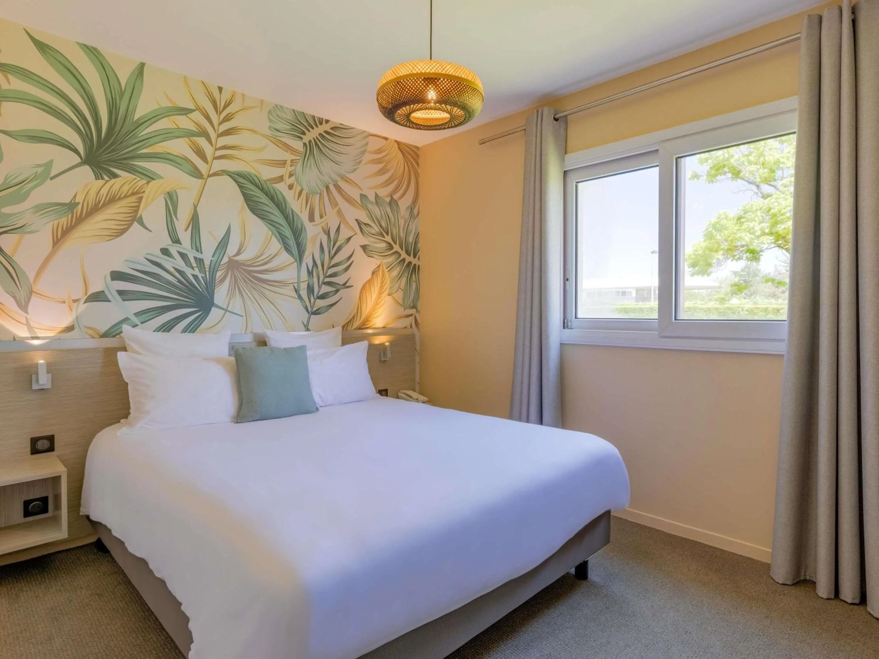 Bedroom, Bed in Mercure Lyon Est Villefontaine