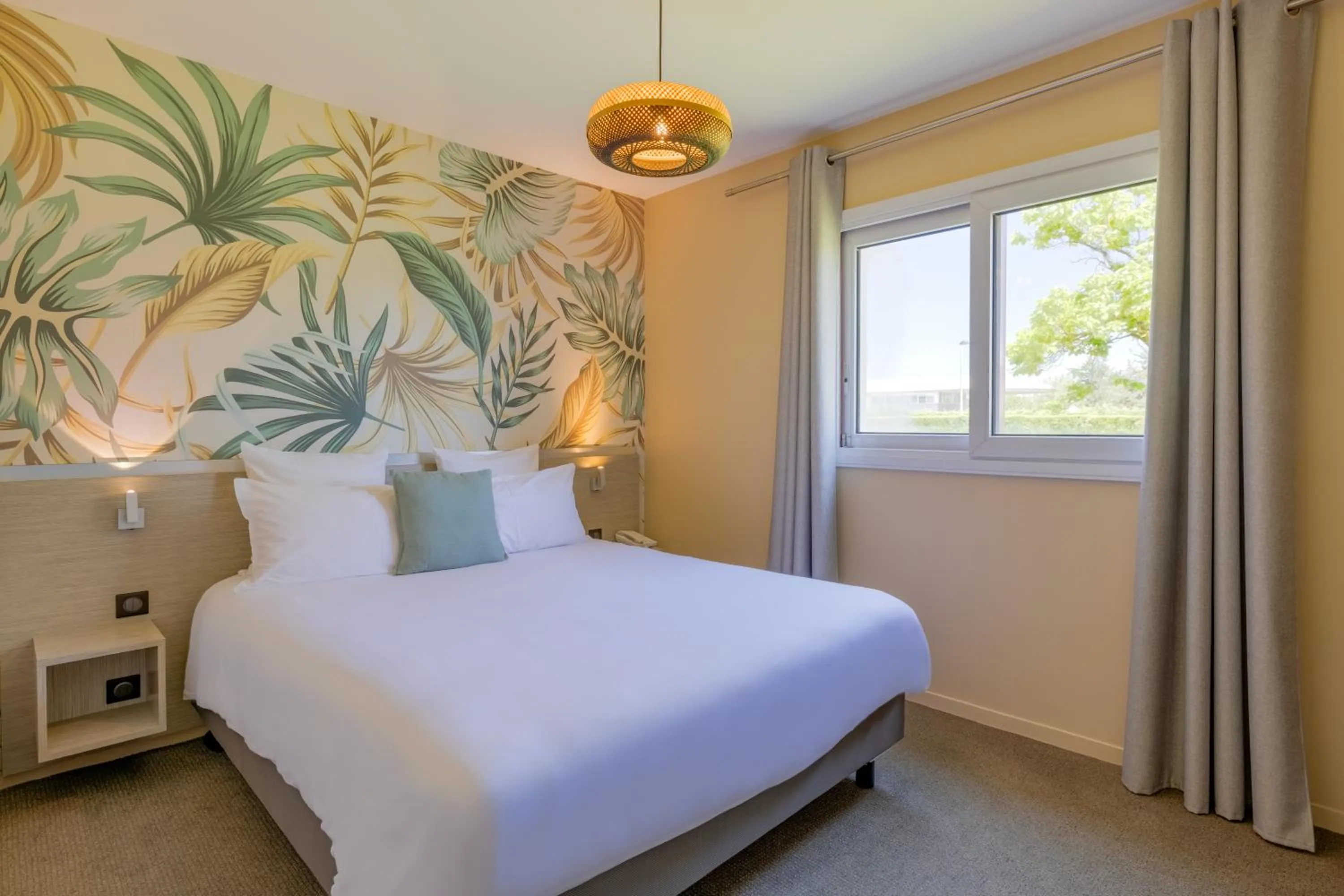 Bed in Mercure Lyon Est Villefontaine