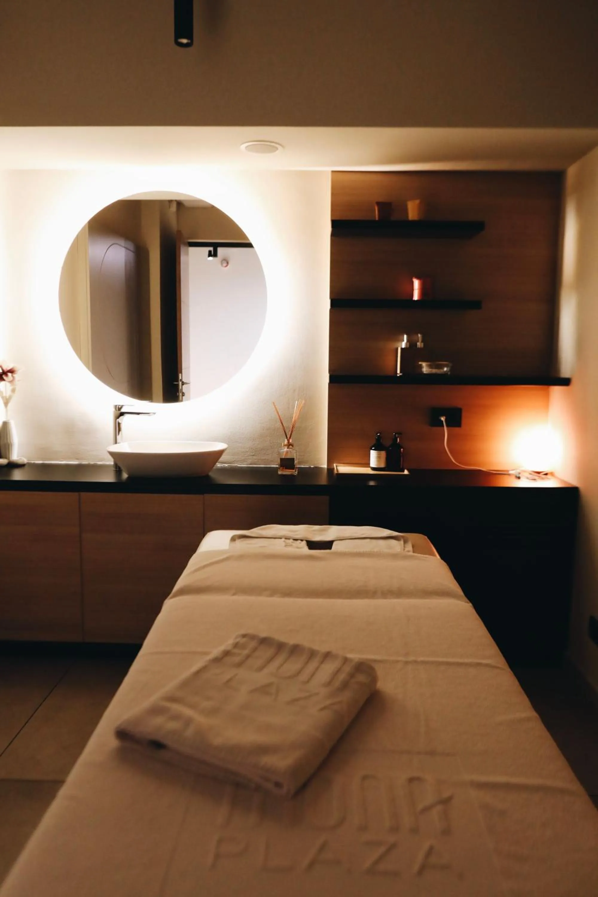 Massage, Bed in Hotel Mona Plaza