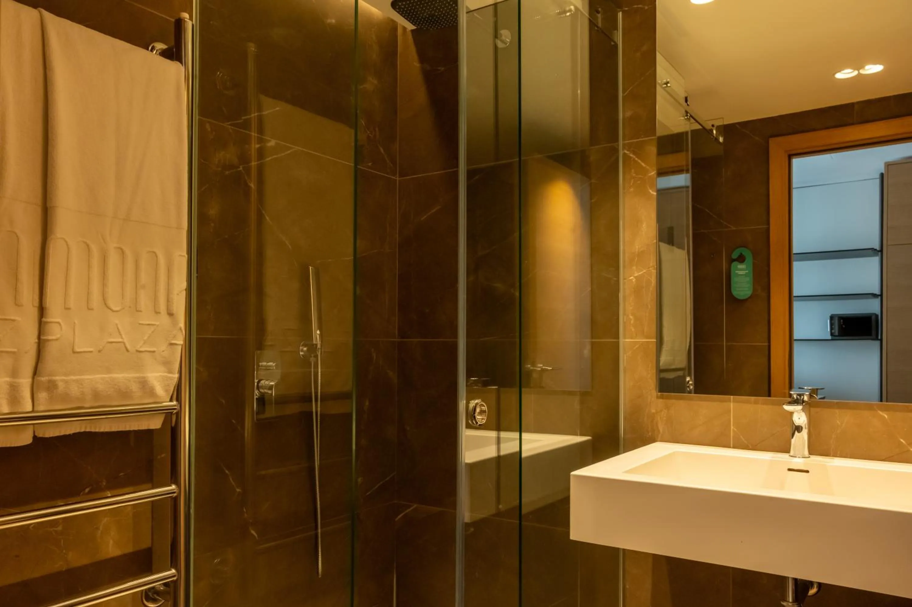 Shower in Hotel Mona Plaza