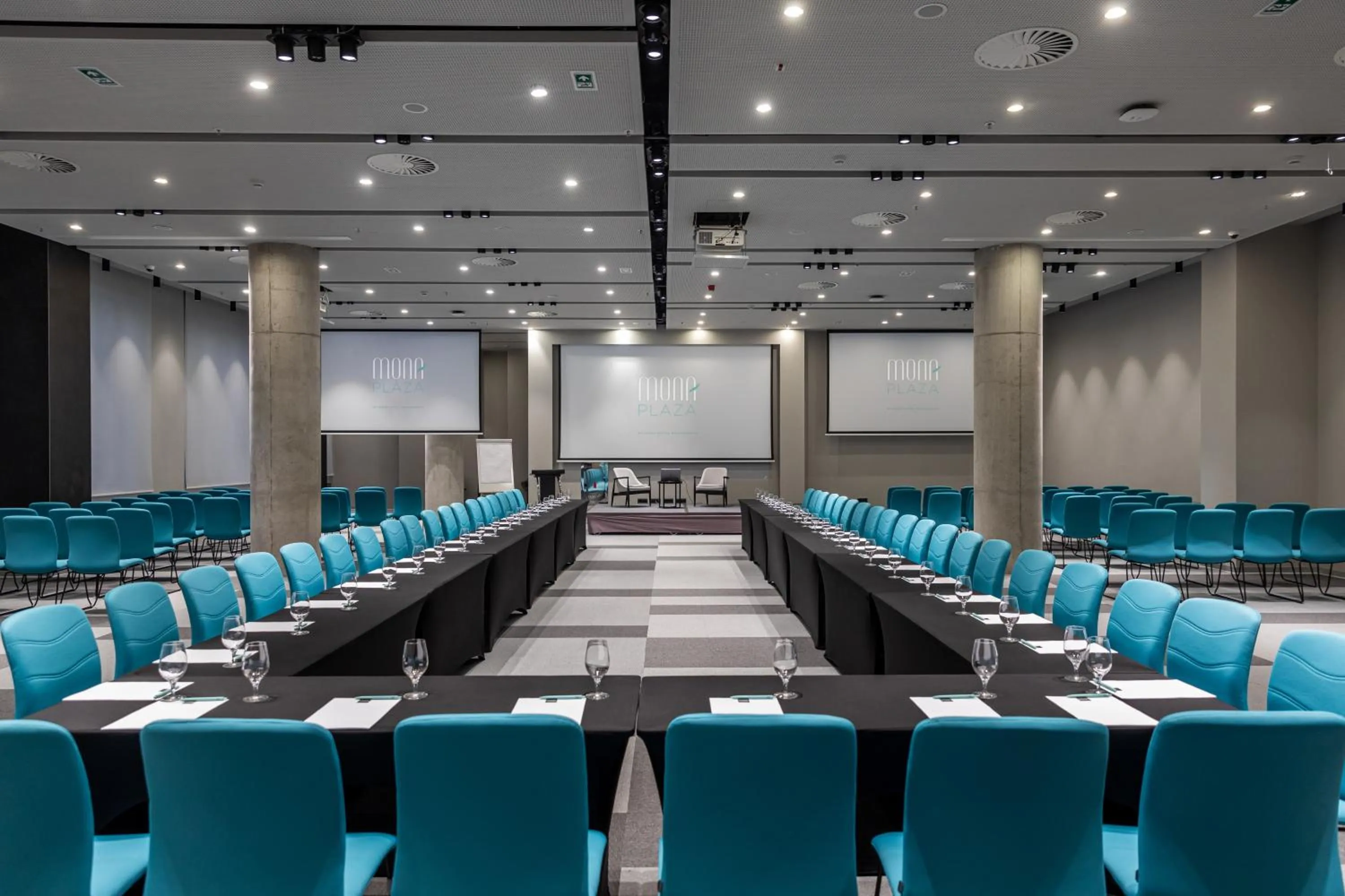 Business facilities in Hotel Mona Plaza