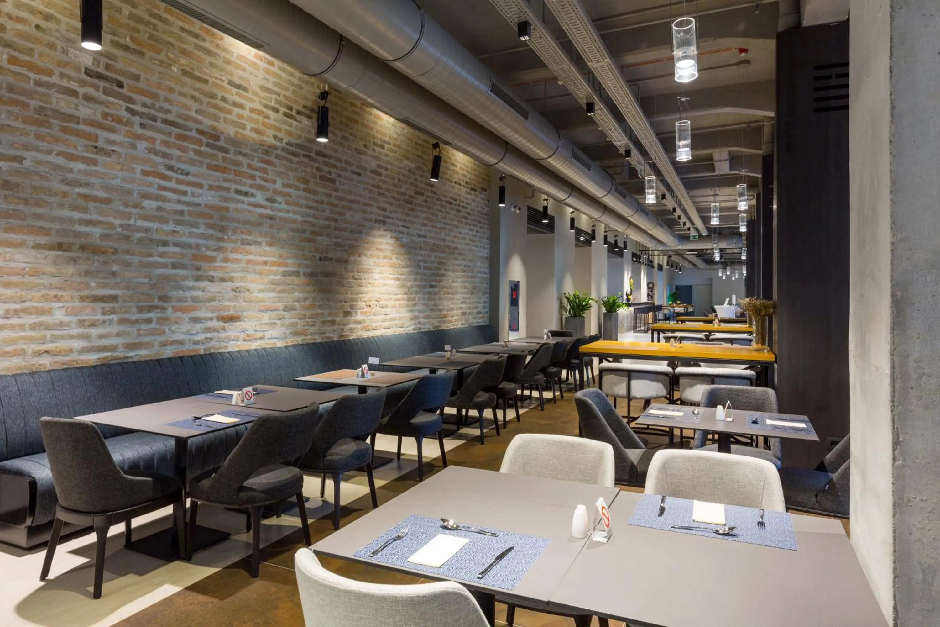 Restaurant/places to eat in Hotel Mona Plaza