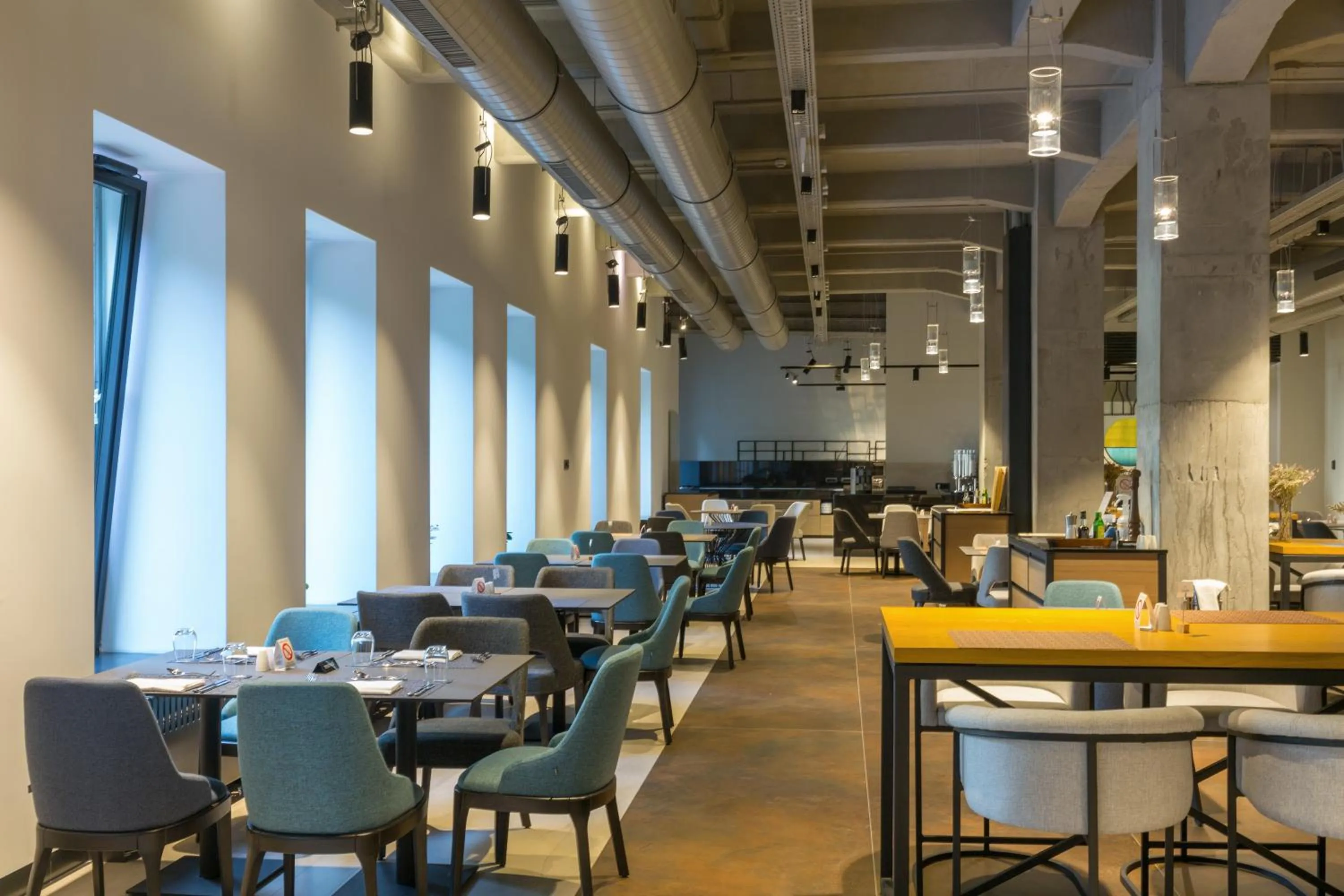 Restaurant/places to eat in Hotel Mona Plaza