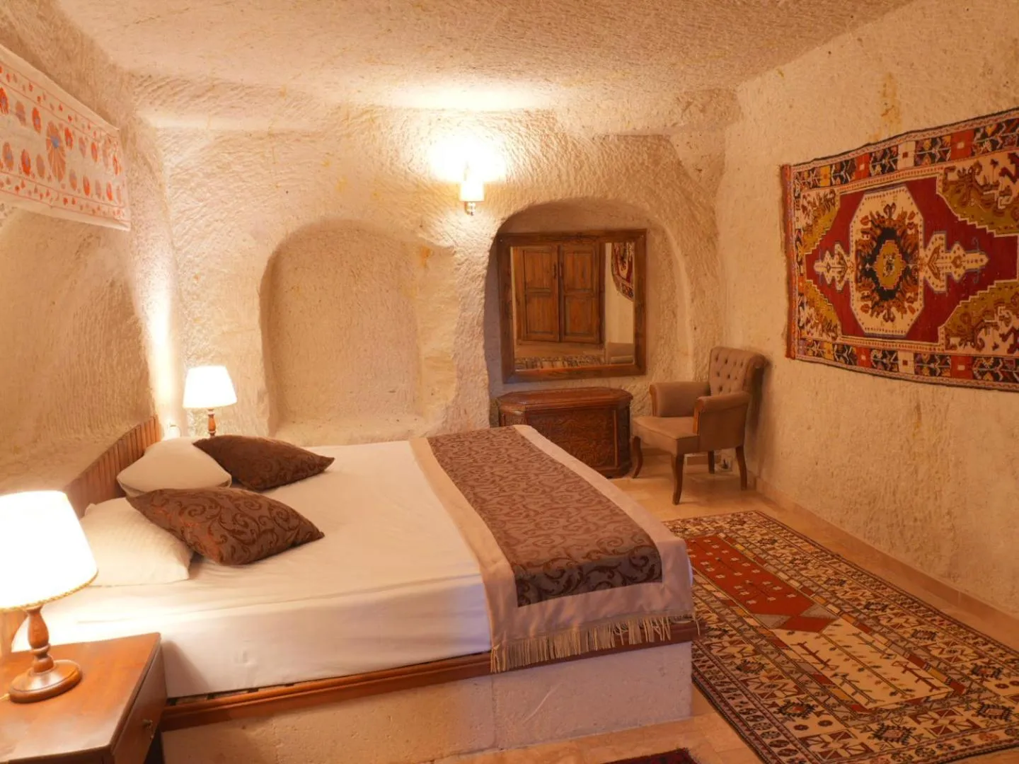 Bedroom, Bed in Kismet Cave Mansion