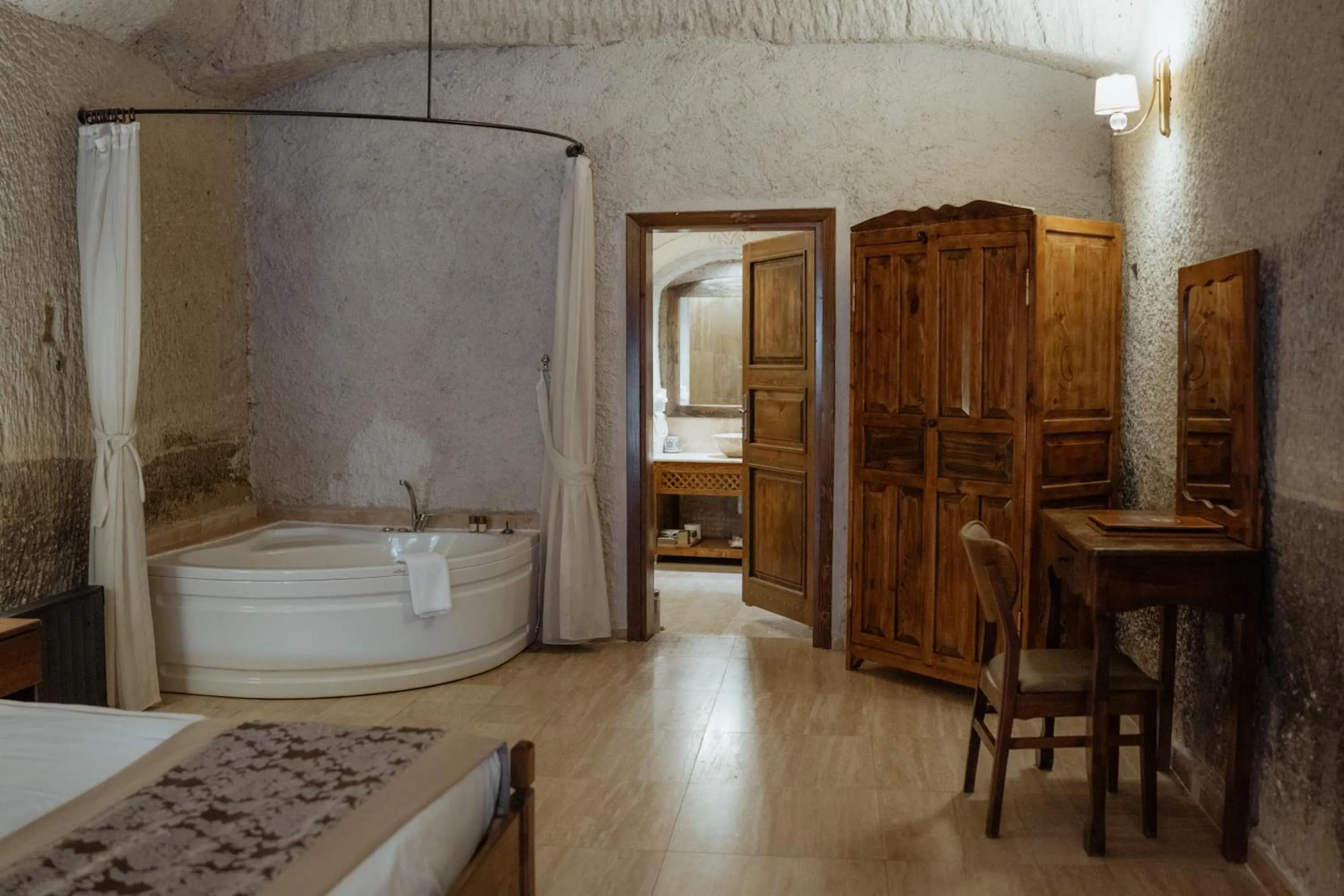 Bath, Bed in Kismet Cave Mansion