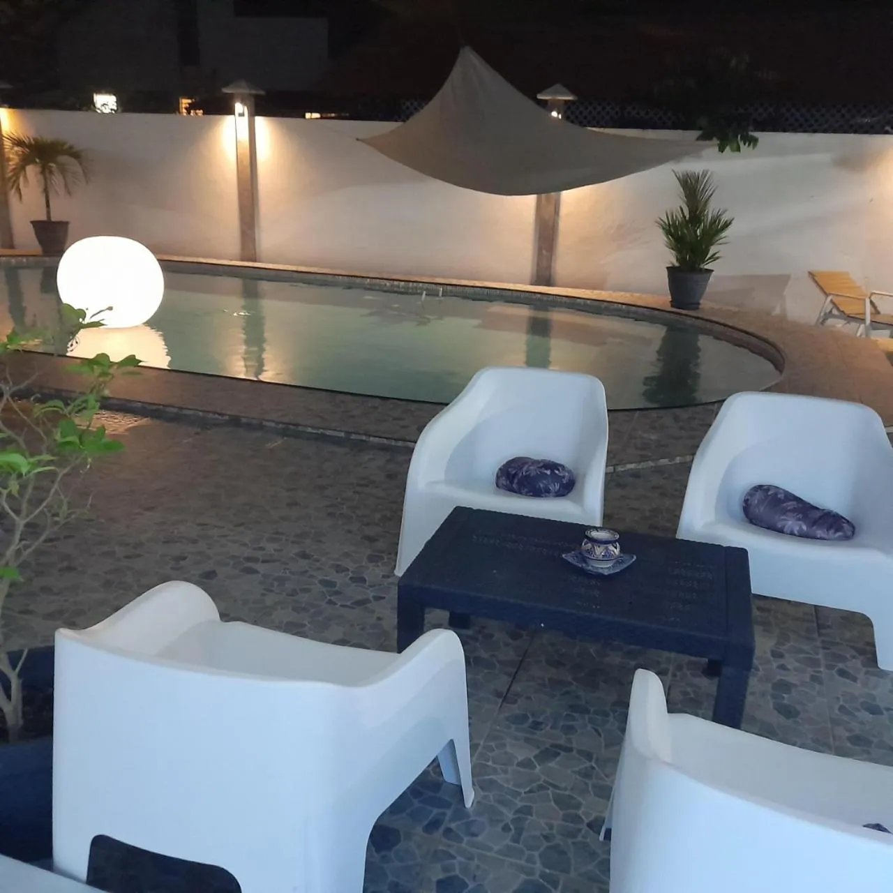 Night in Ma Chambre d’Hôte