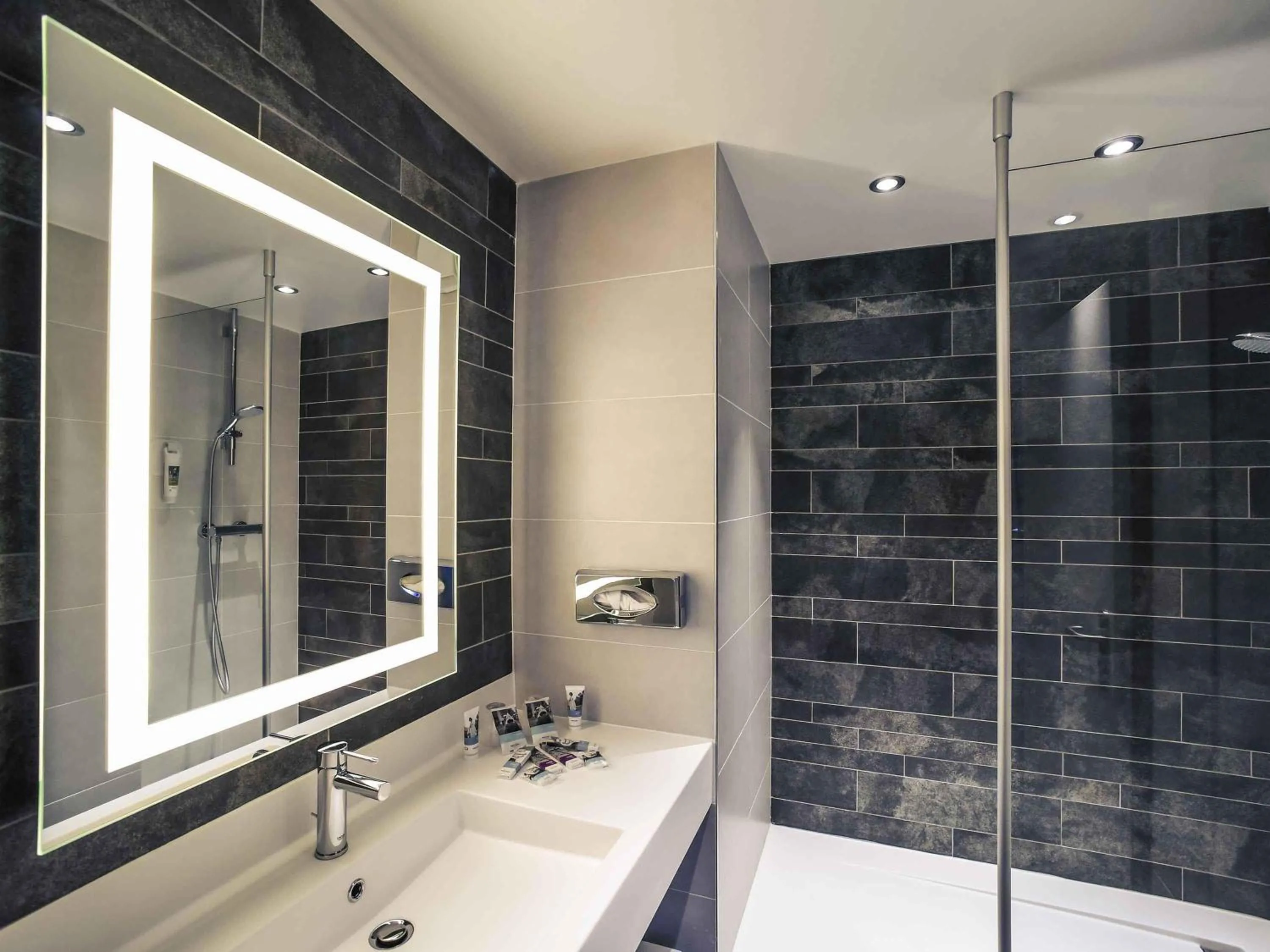 Bedroom in Mercure Saint Lô Centre