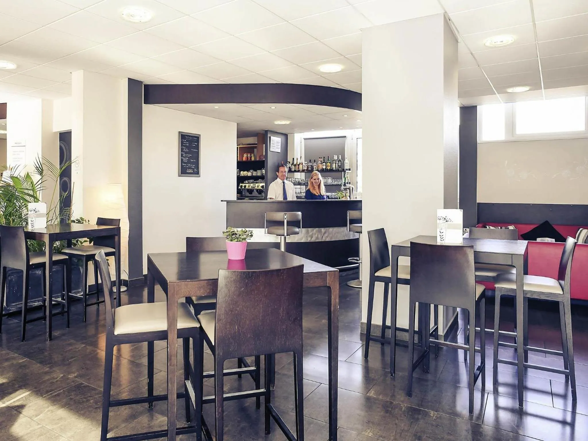 Lounge or bar in Mercure Saint Lô Centre