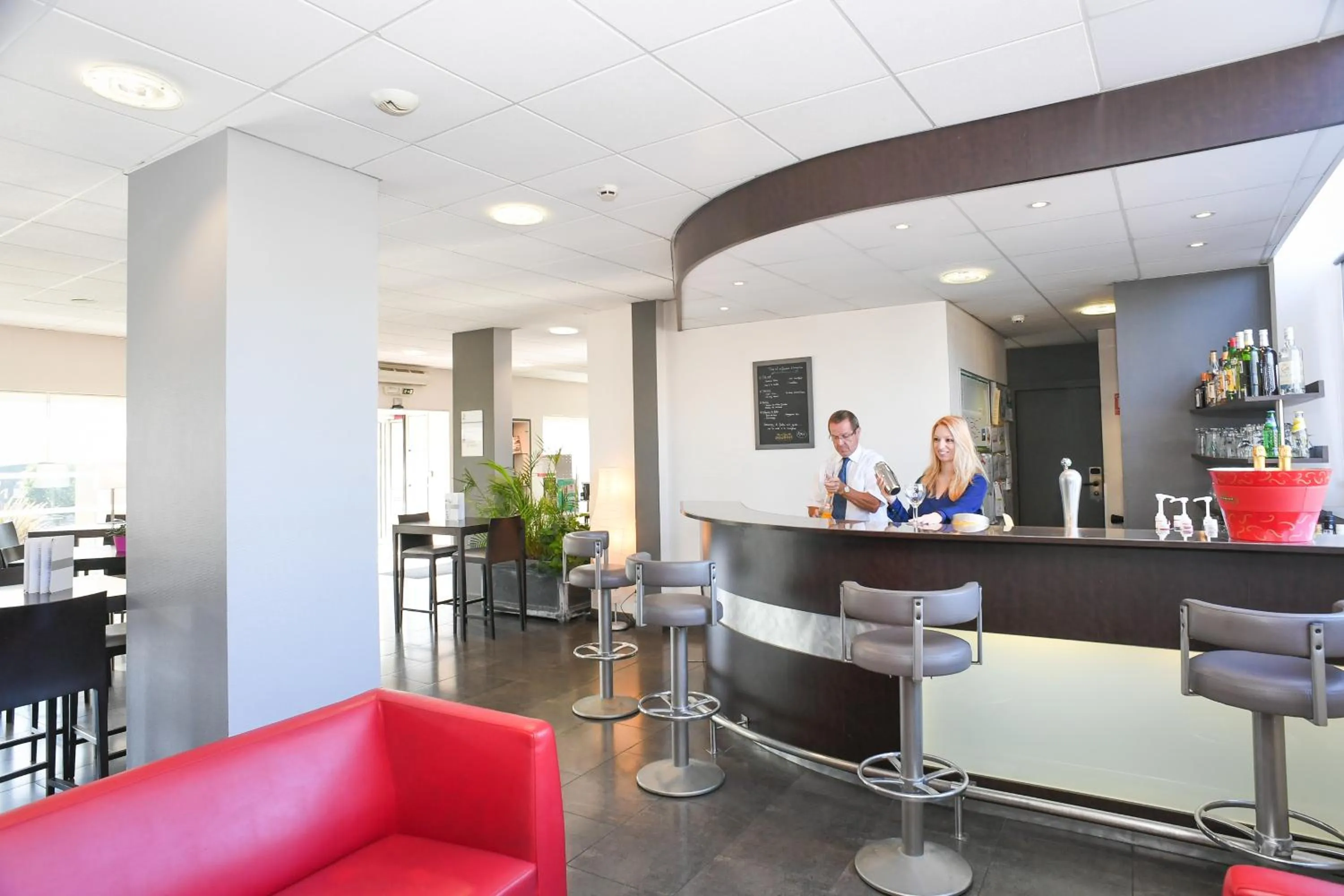 Lounge or bar in Mercure Saint Lô Centre