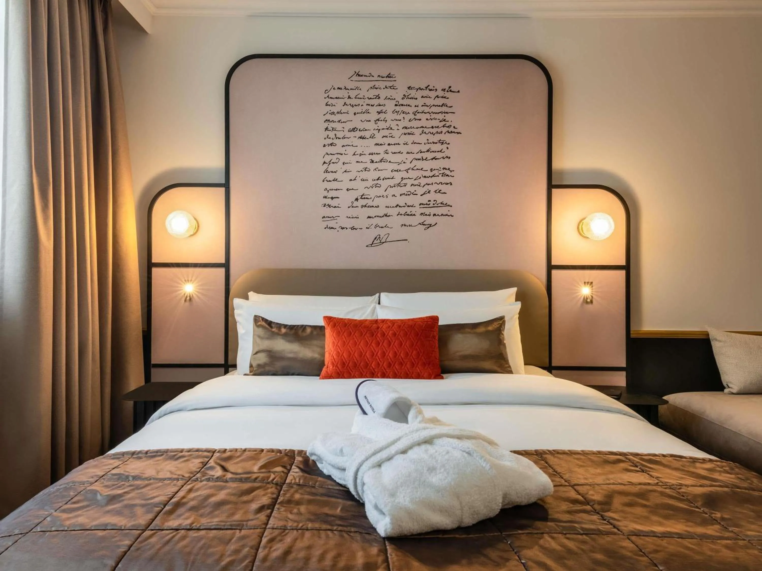 Bedroom, Bed in Mercure Versailles Paris Ouest