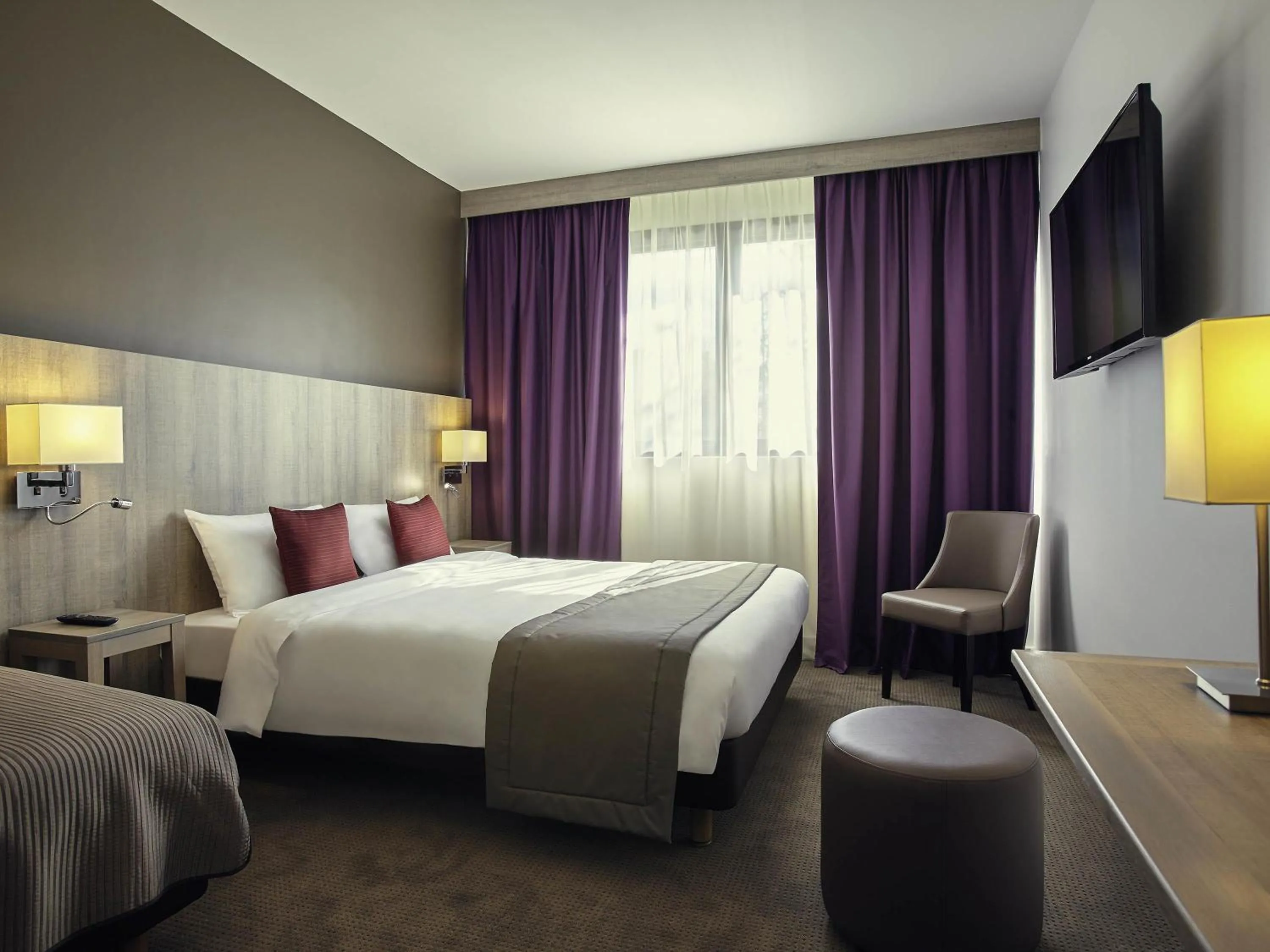 Bedroom, Bed in Mercure Versailles Paris Ouest