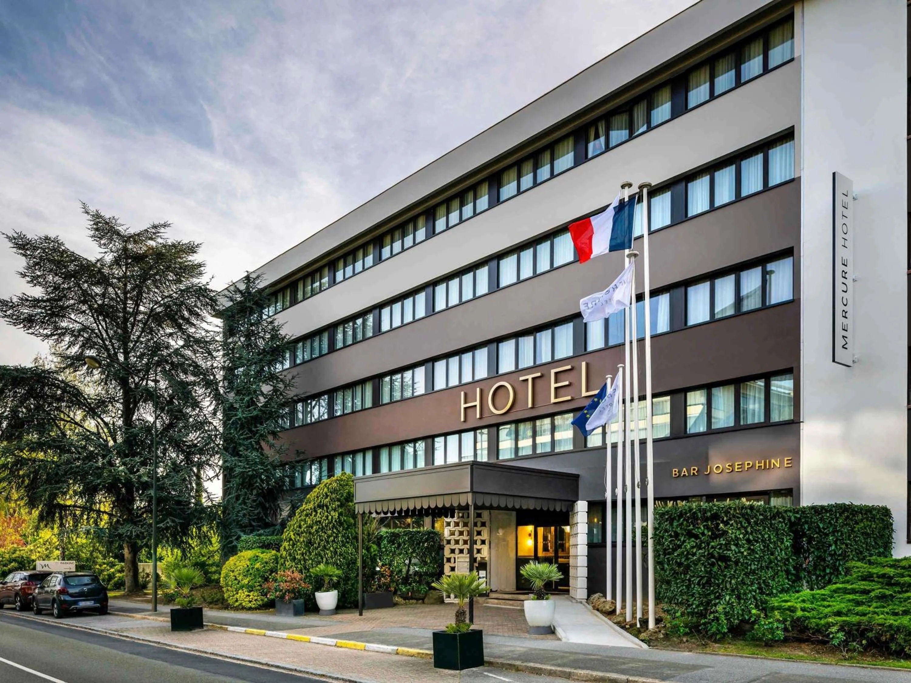 Property building in Mercure Versailles Paris Ouest