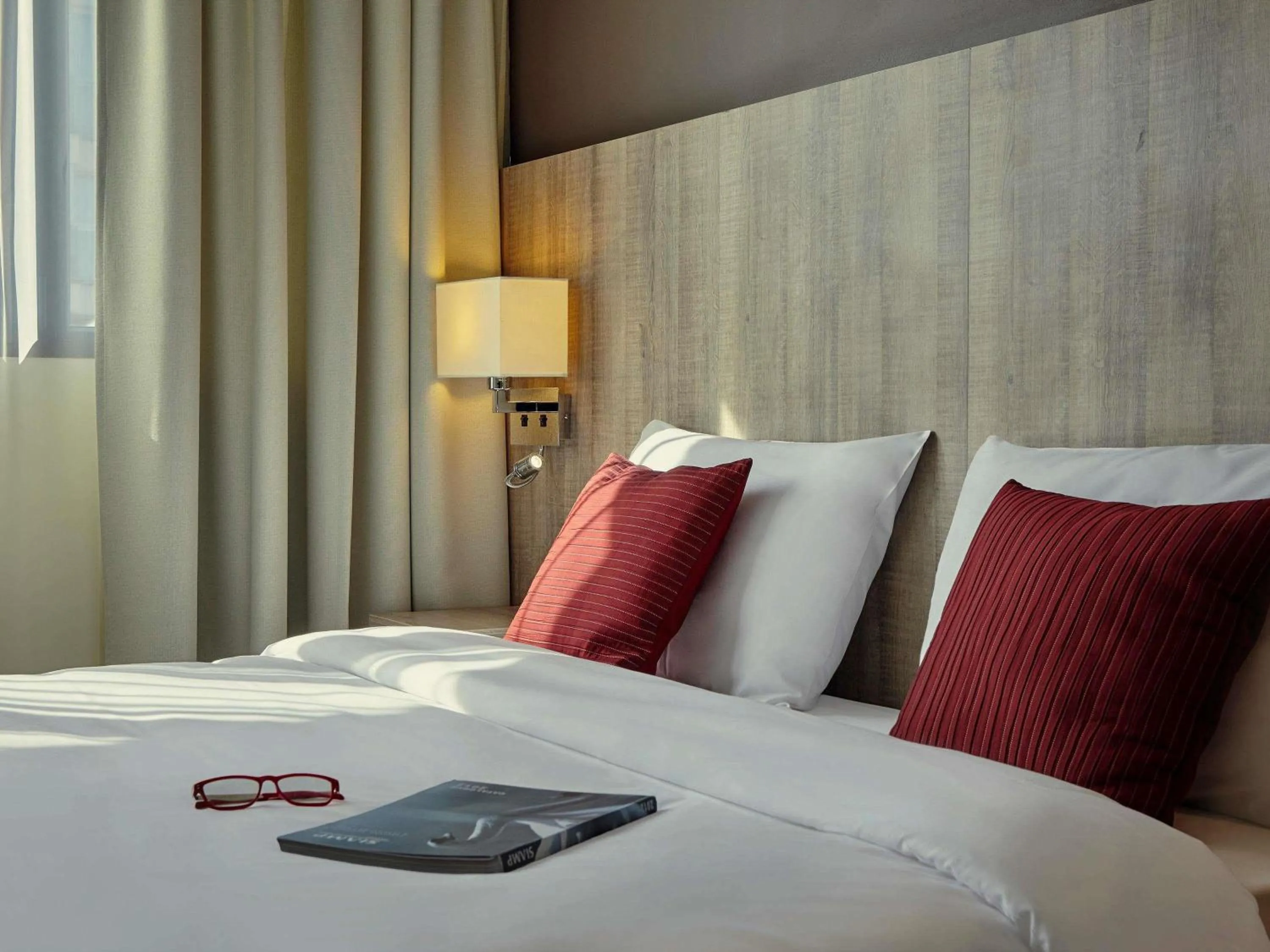 Property building, Bed in Mercure Versailles Paris Ouest