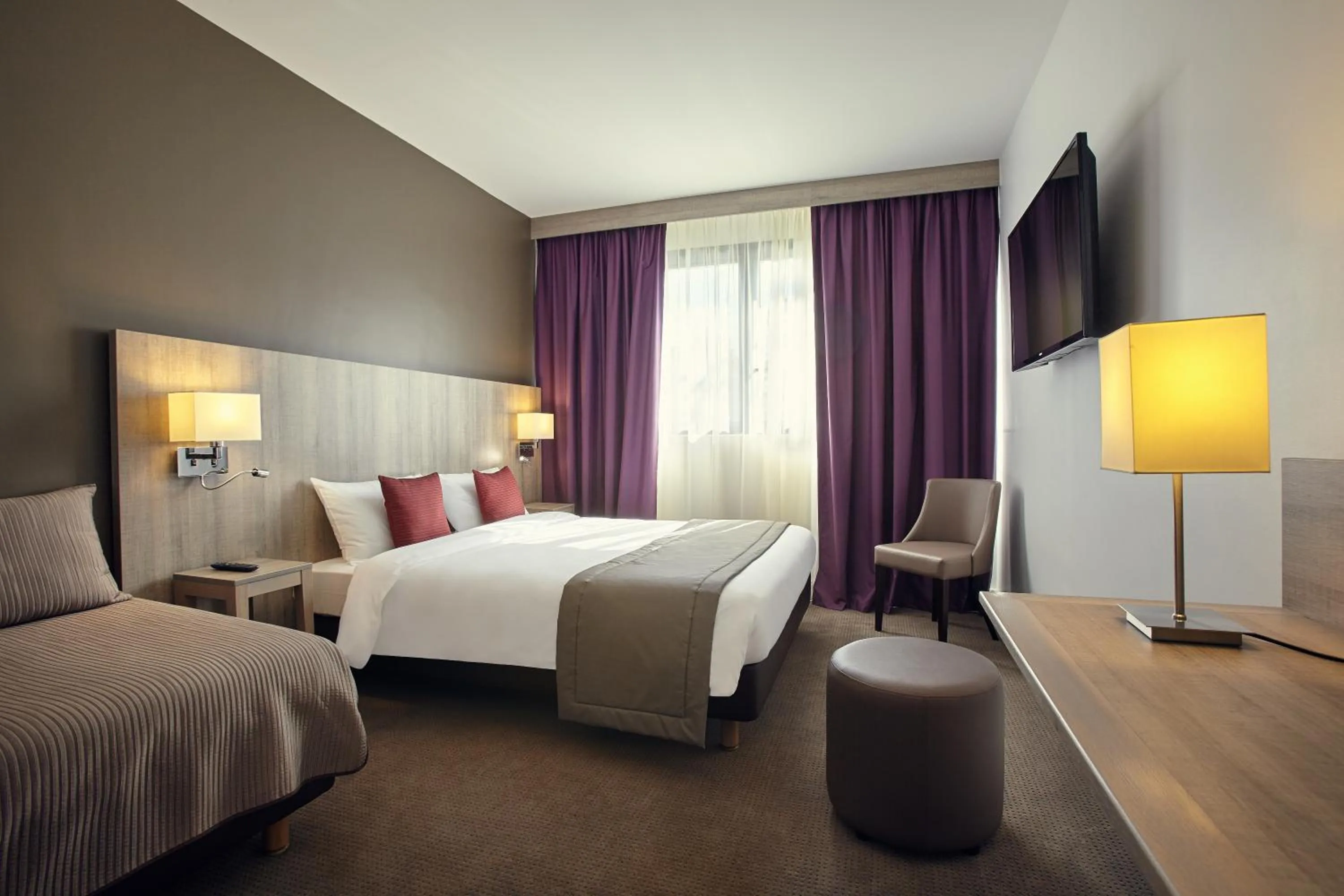 Bedroom, Bed in Mercure Versailles Paris Ouest