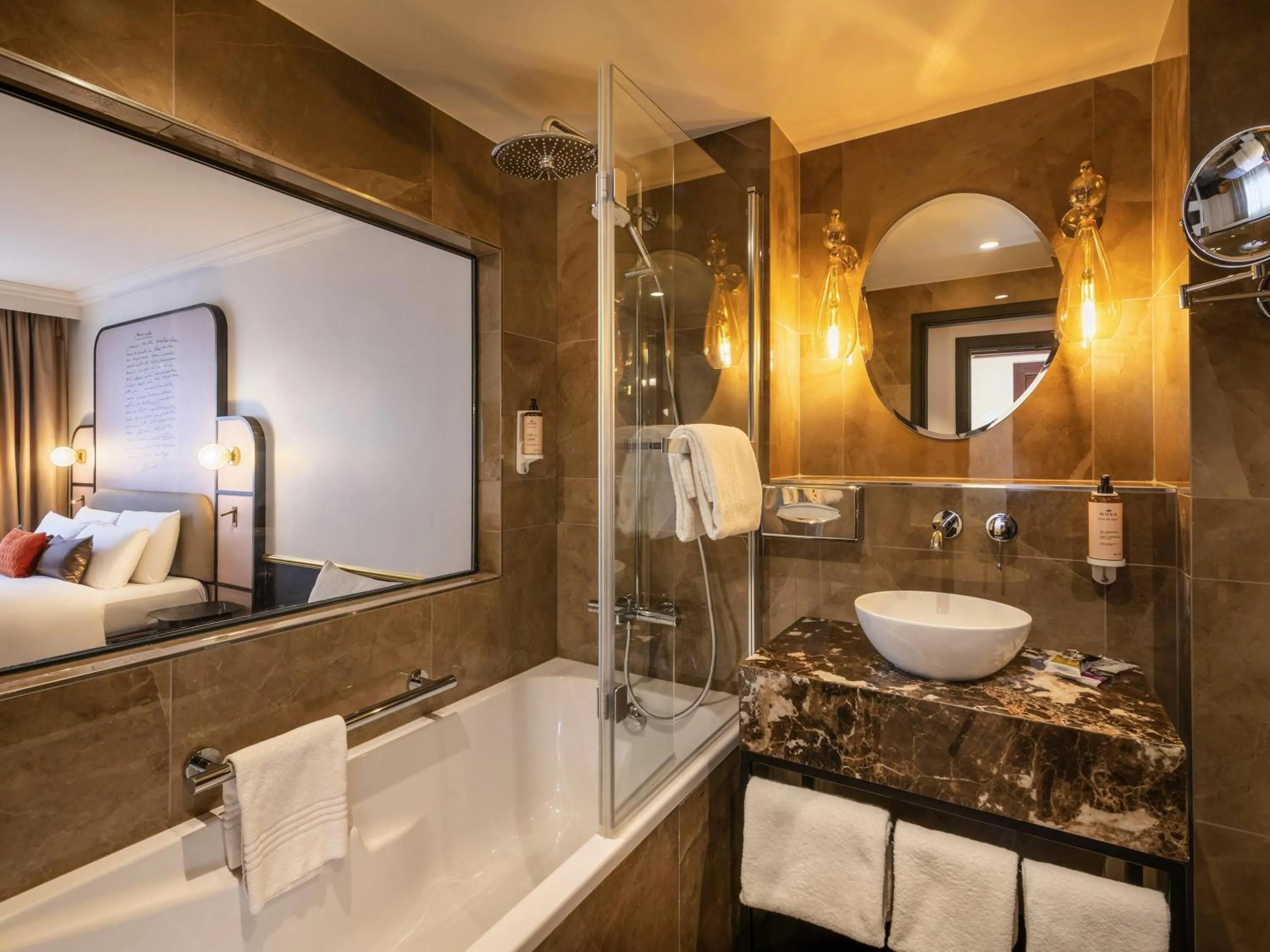 Bedroom, Bed in Mercure Versailles Paris Ouest