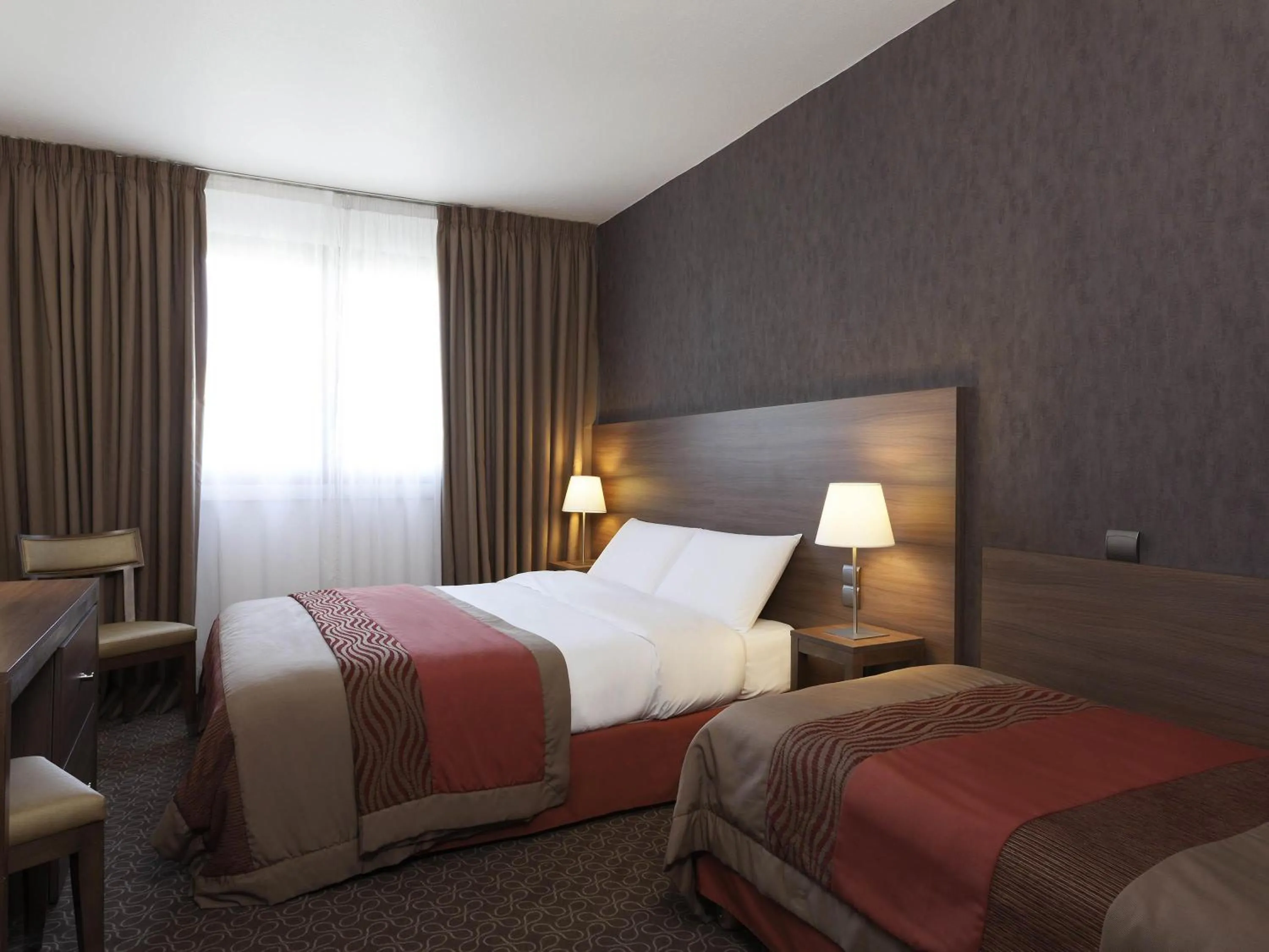Bedroom, Bed in Mercure Versailles Paris Ouest