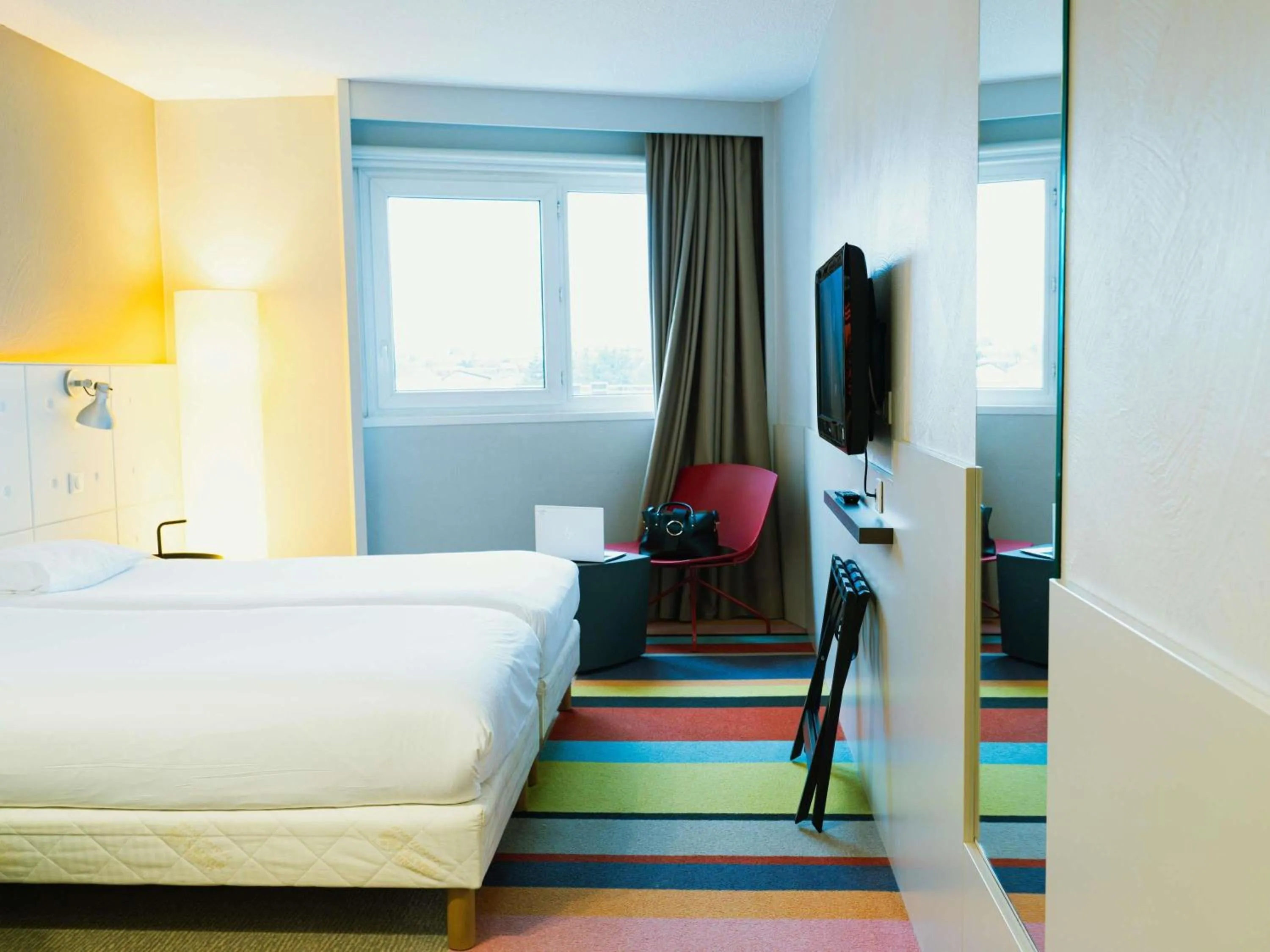 Bedroom, Bed in ibis Styles Lyon Sud Vienne