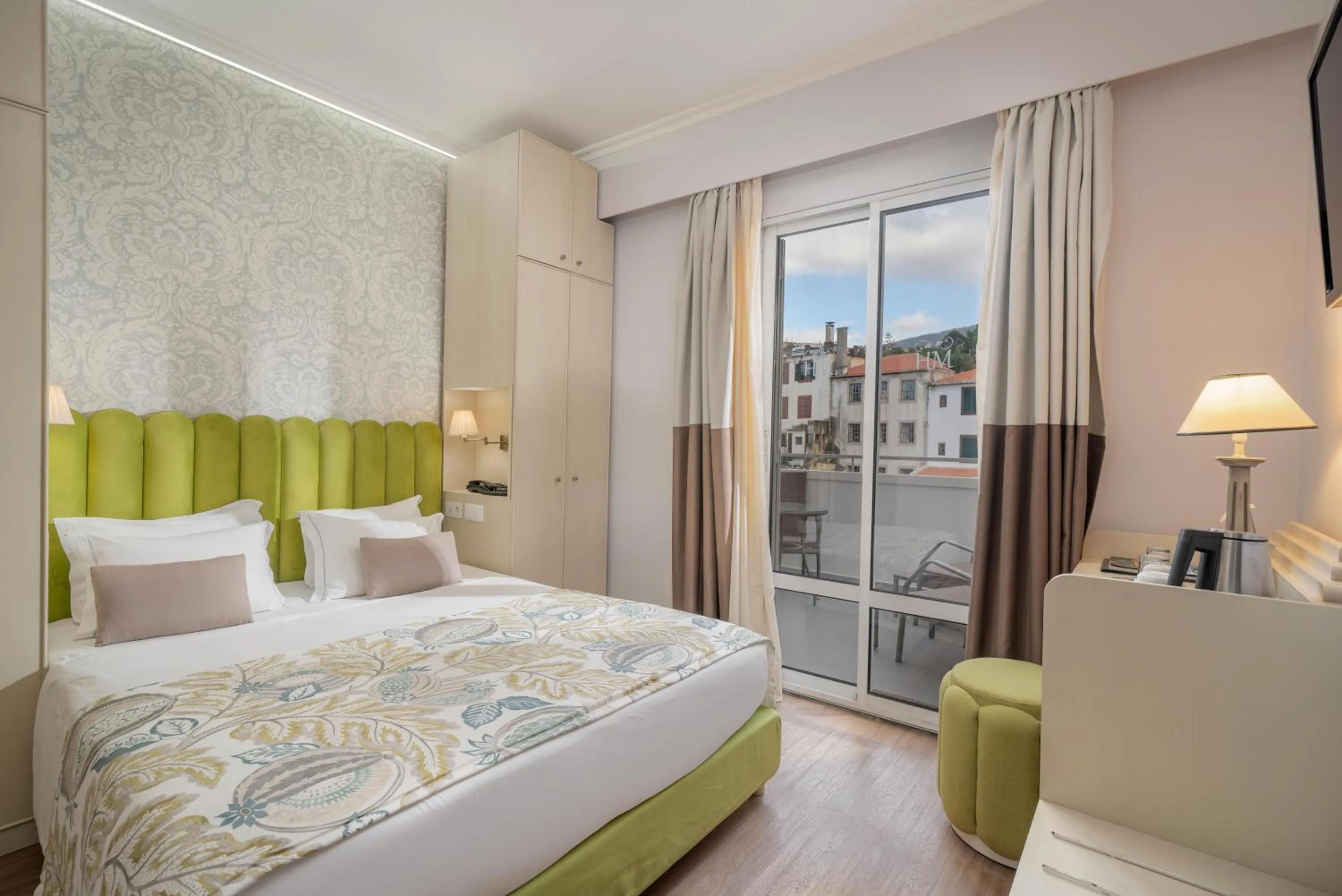 Photo of the whole room, Bed in Hotel Madeira