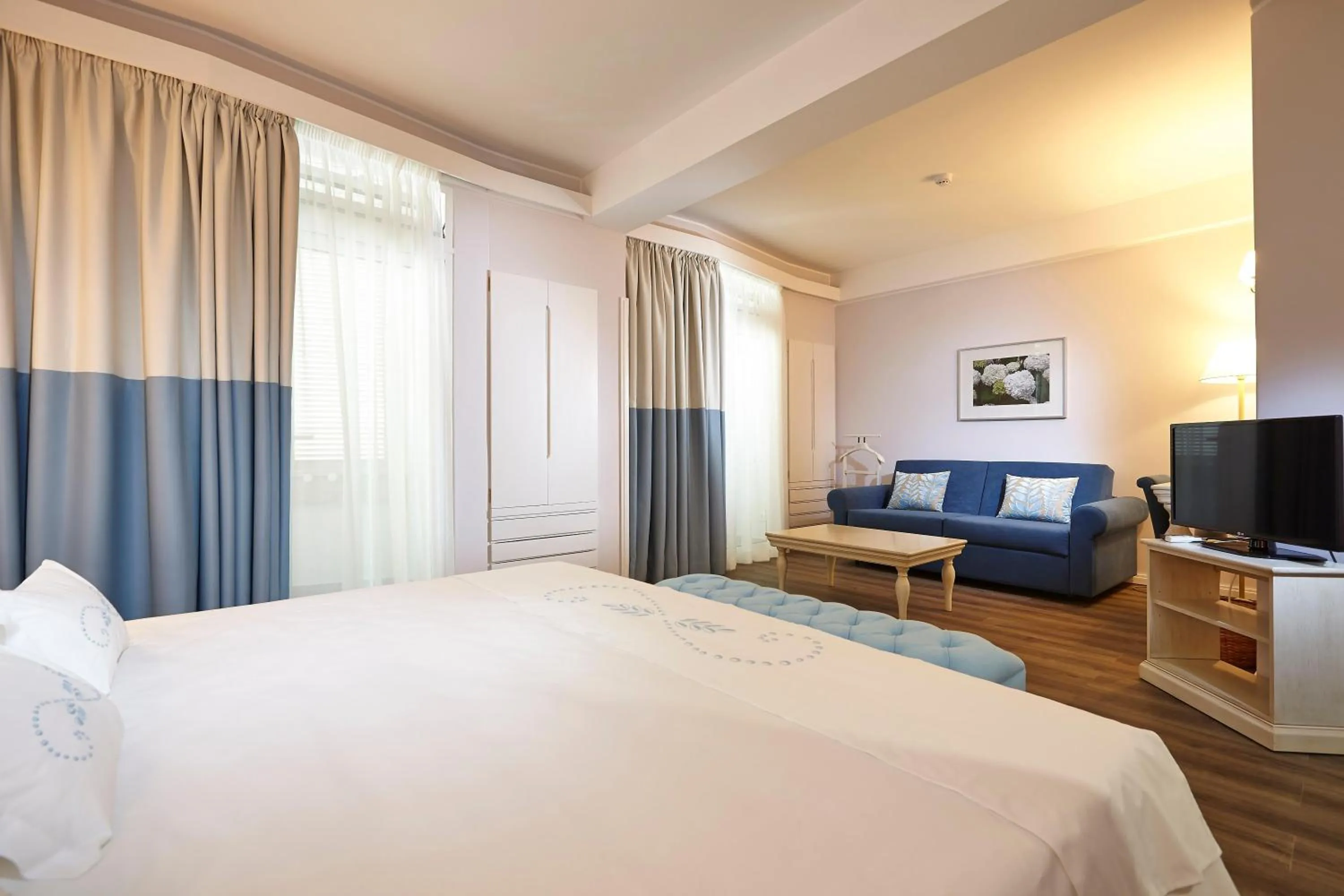 Photo of the whole room, Bed in Hotel Madeira