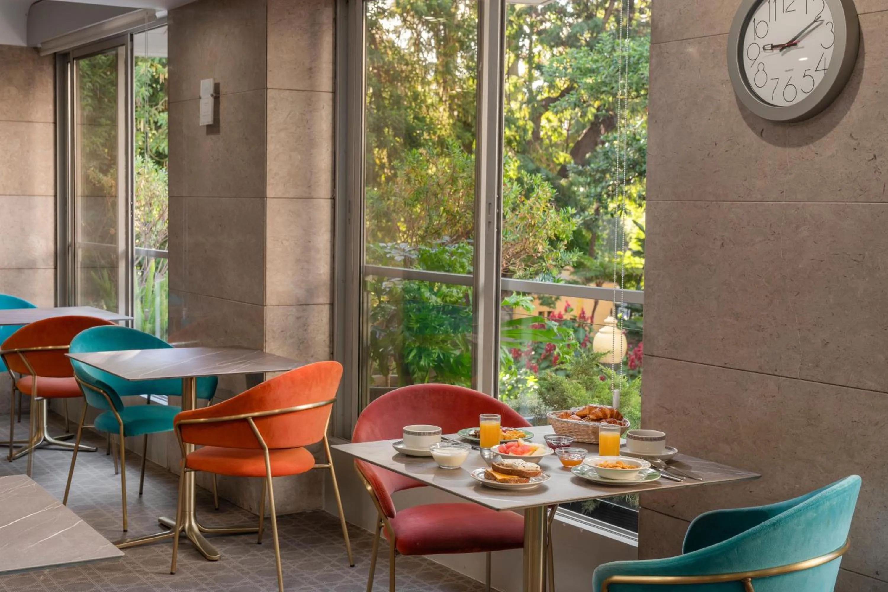 Restaurant/places to eat in Hotel Madeira