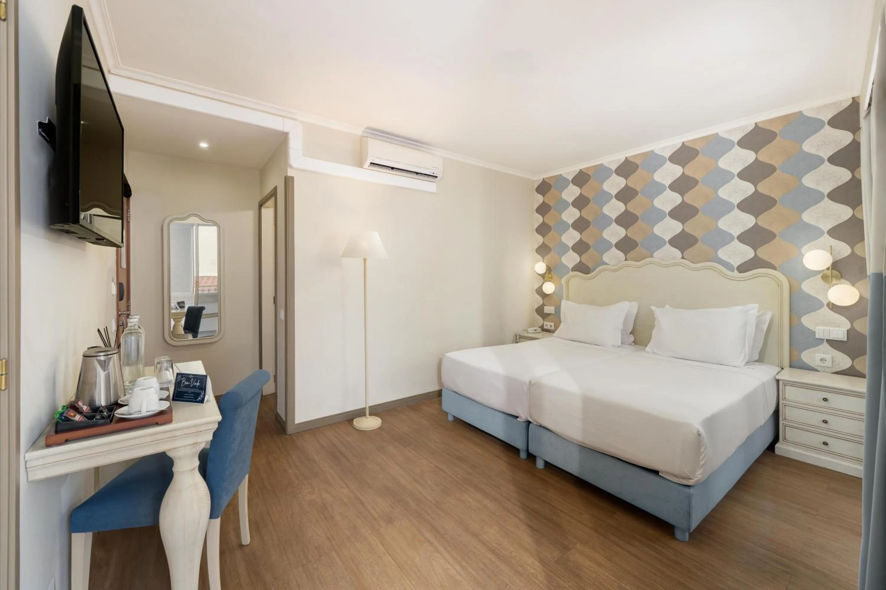 Photo of the whole room, Bed in Hotel Madeira