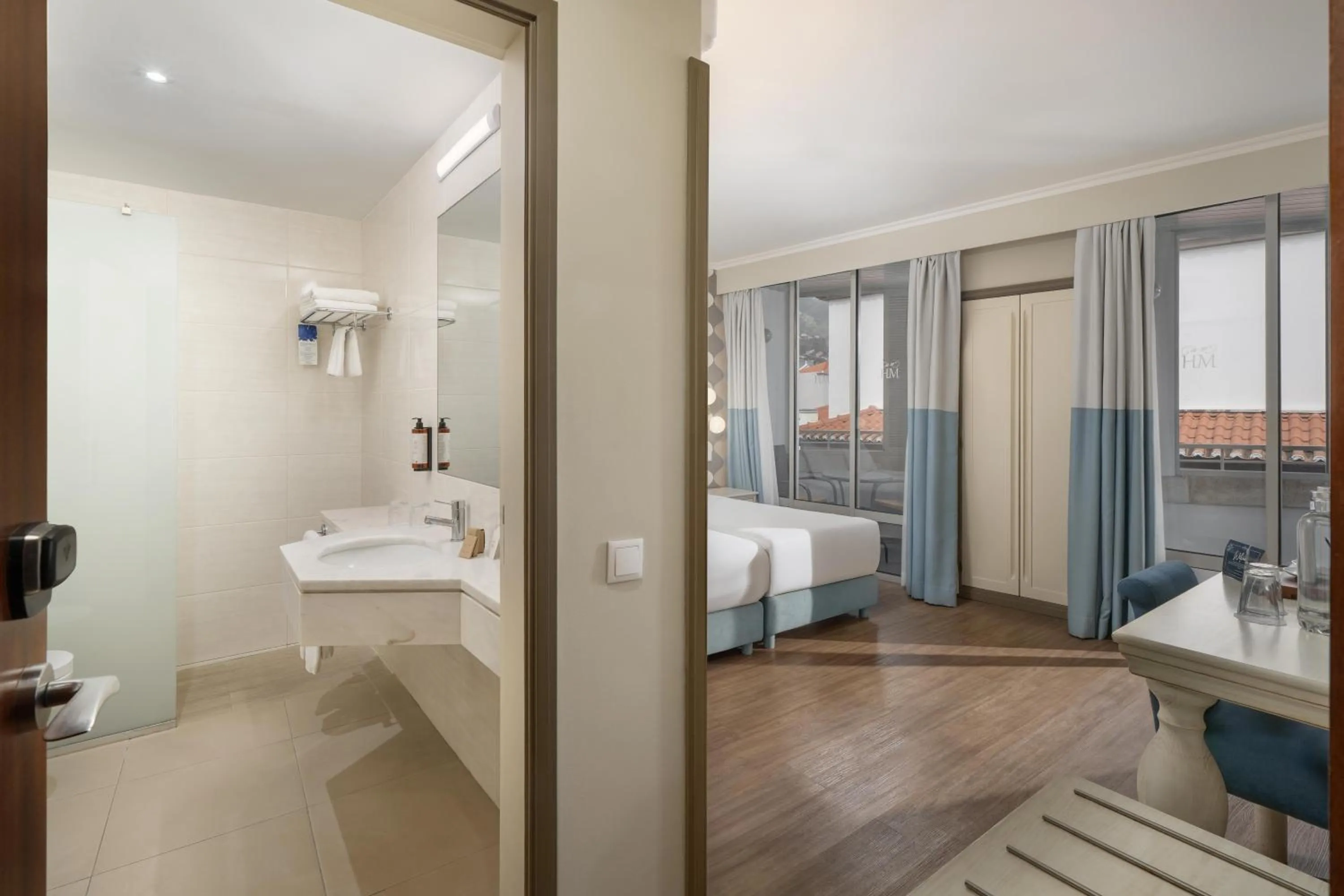 Photo of the whole room, Bed in Hotel Madeira