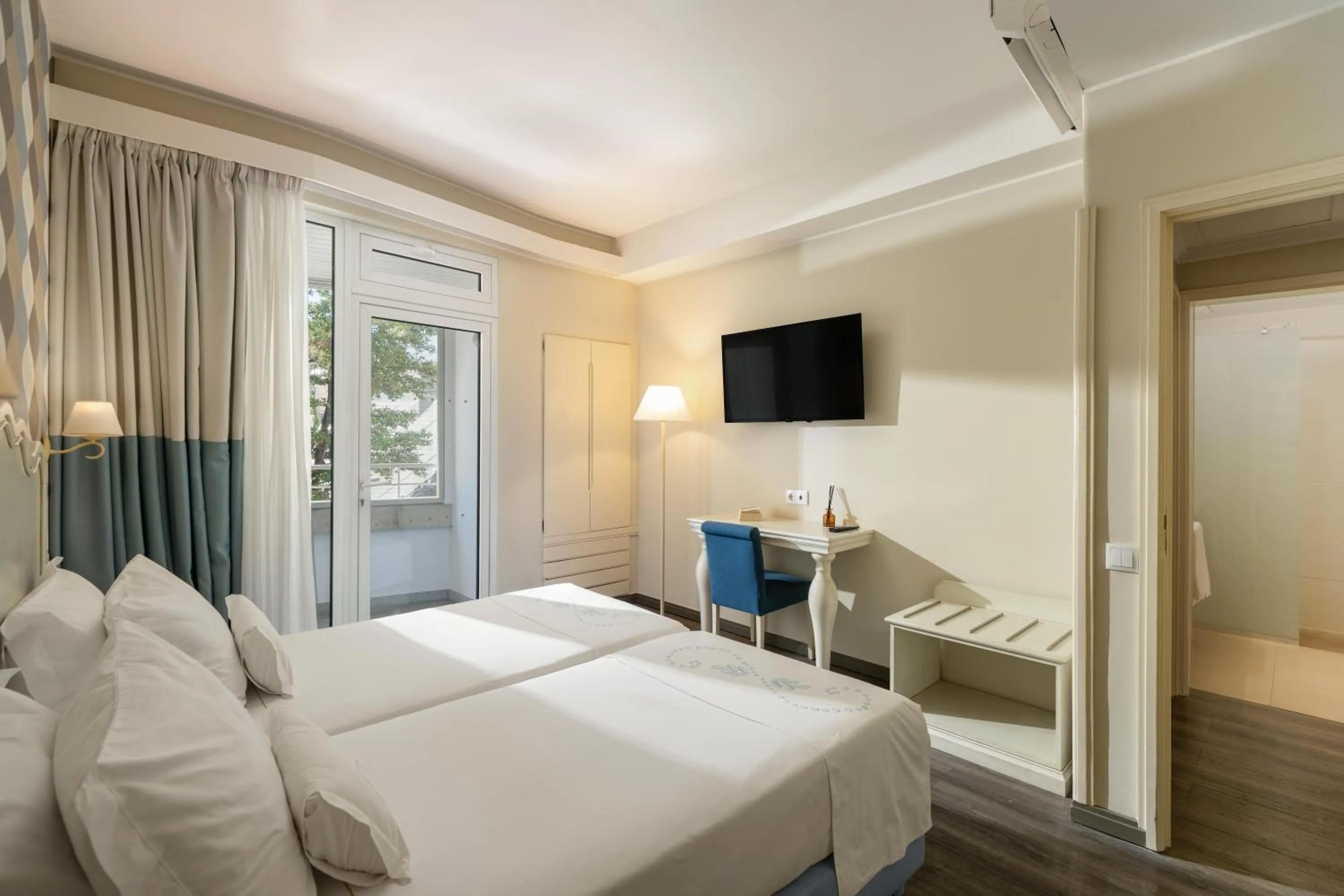 Photo of the whole room, Bed in Hotel Madeira