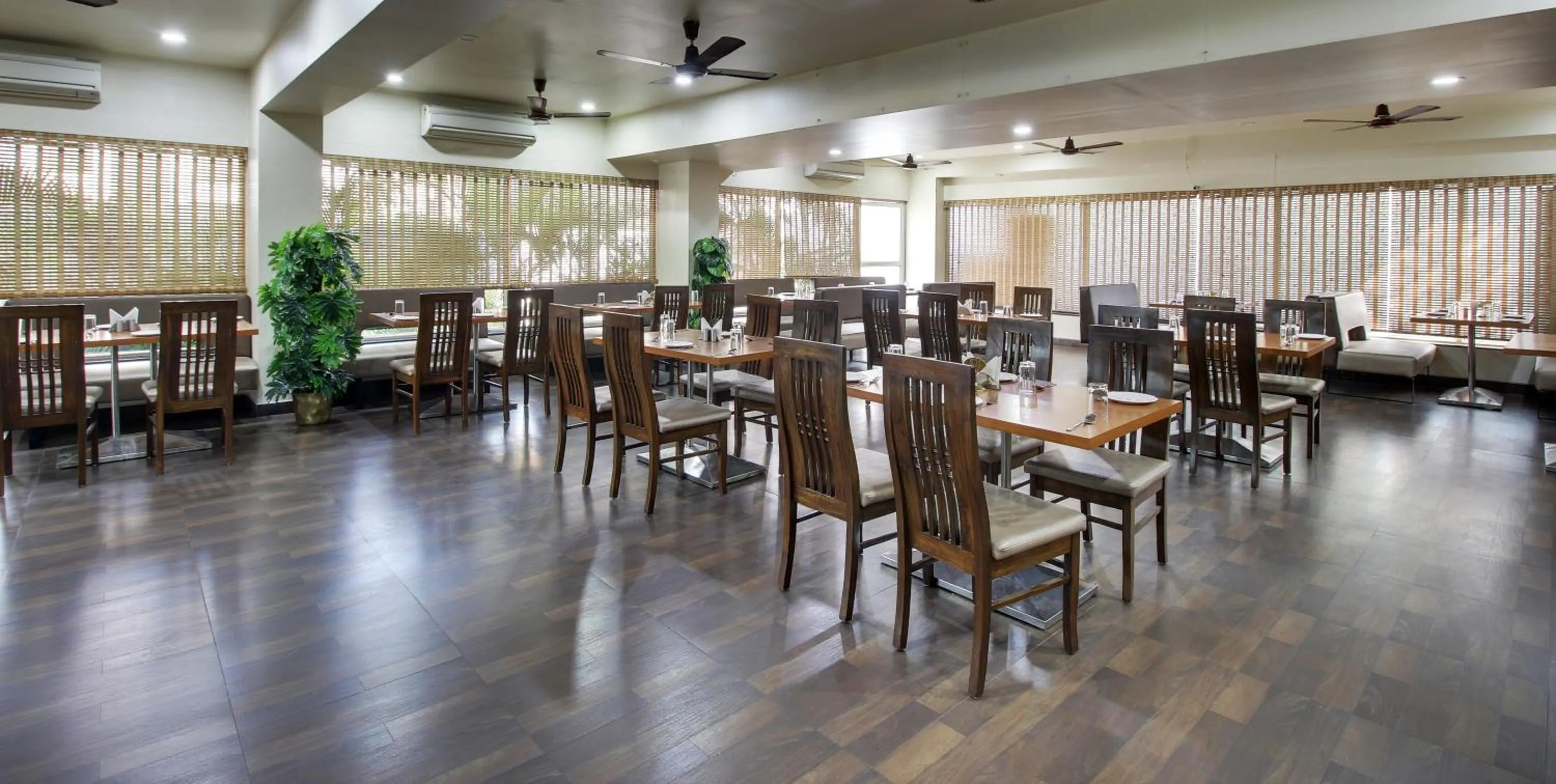 Restaurant/places to eat in Hotel Sai Miracle