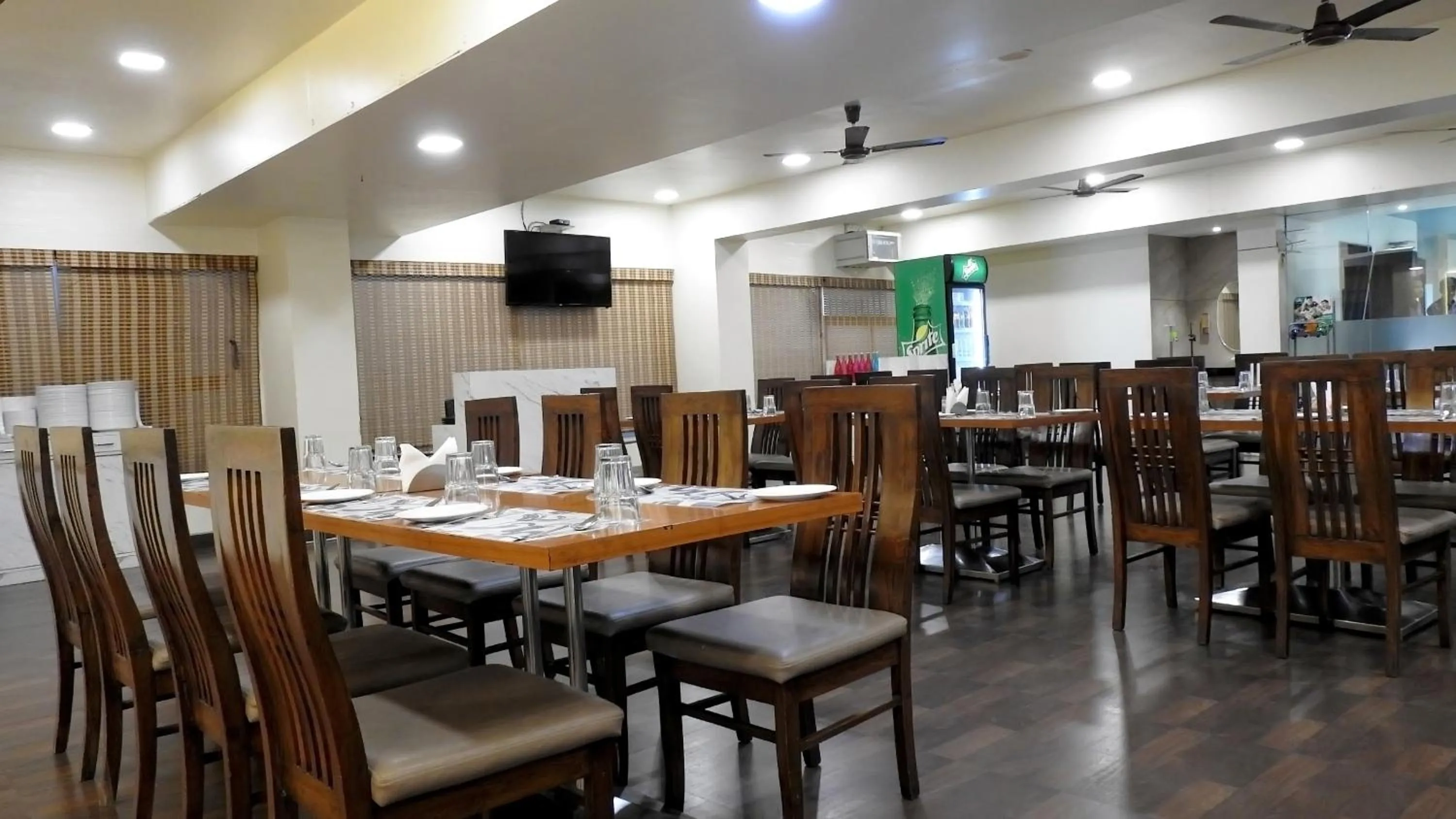 Restaurant/places to eat in Hotel Sai Miracle