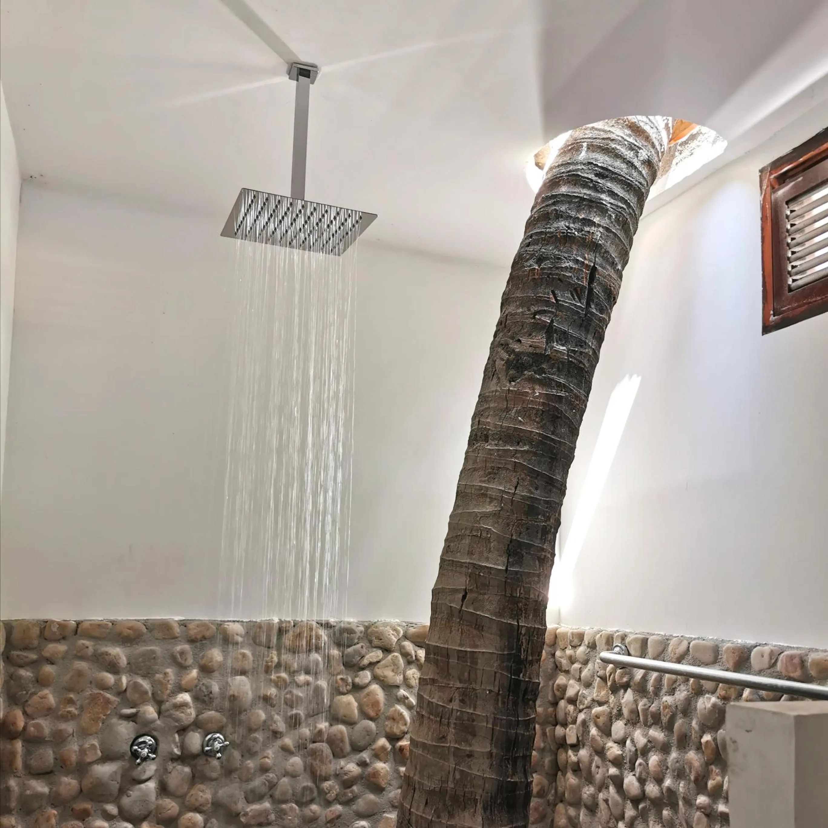 Shower in Vila Aytana