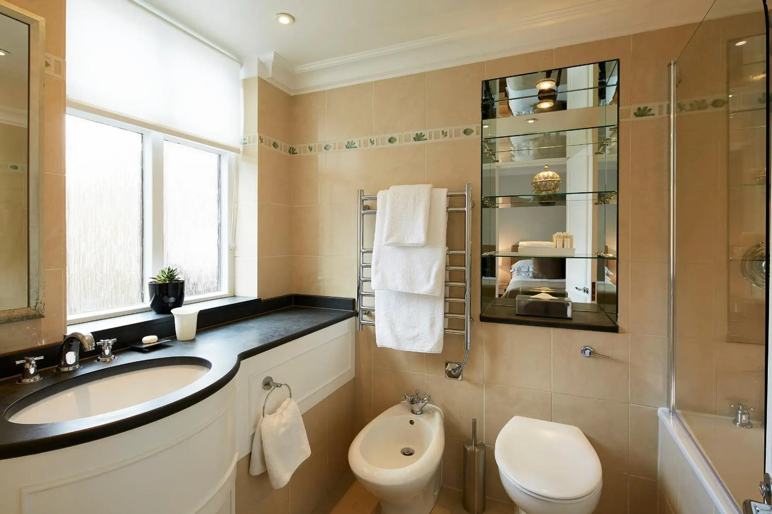 Luxury Two-Bedroom Apartment in Cheval Knightsbridge Luxury Two-Bedroom Apartment in Cheval Knightsbridge