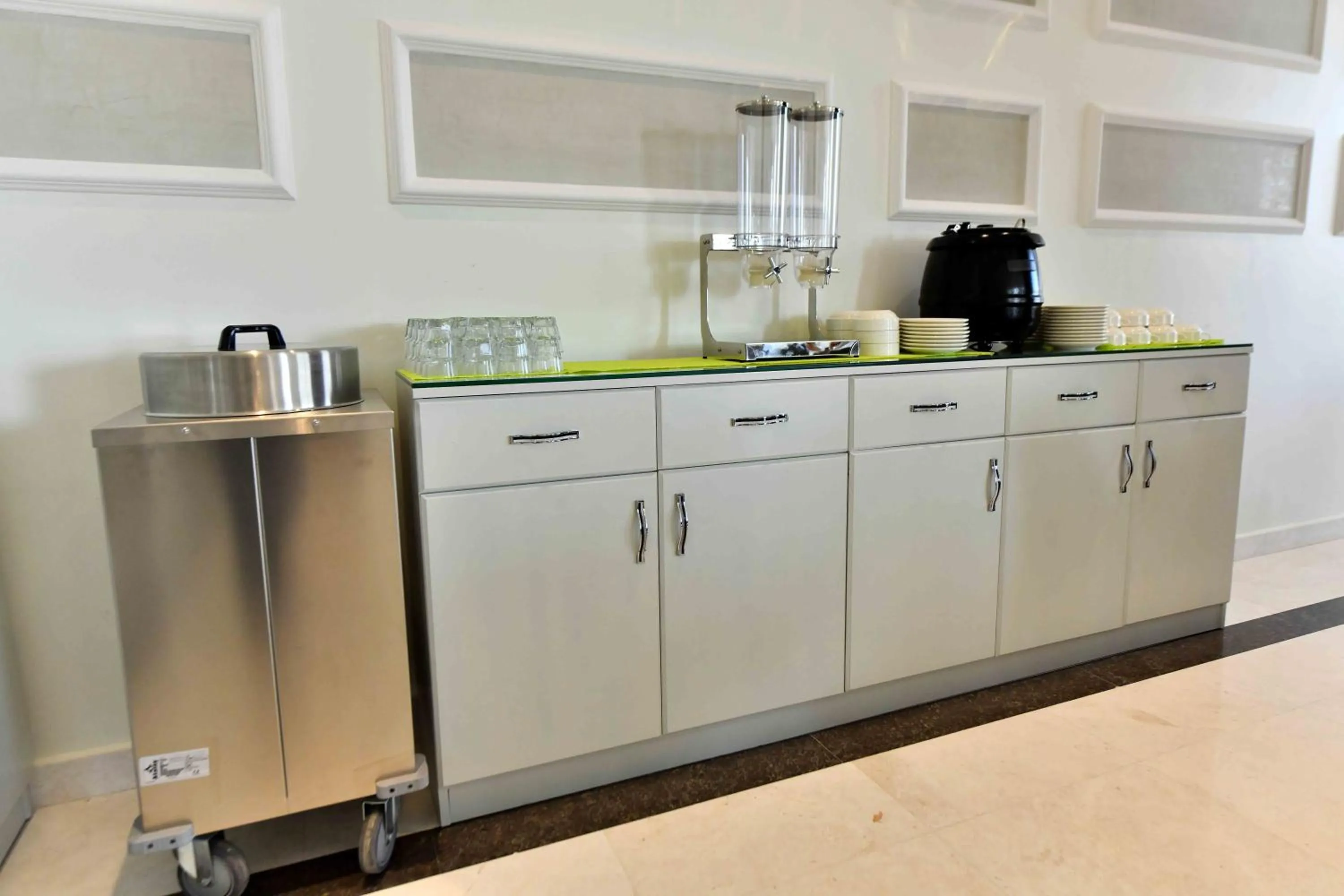 Coffee/tea facilities in Be Inn Hotel