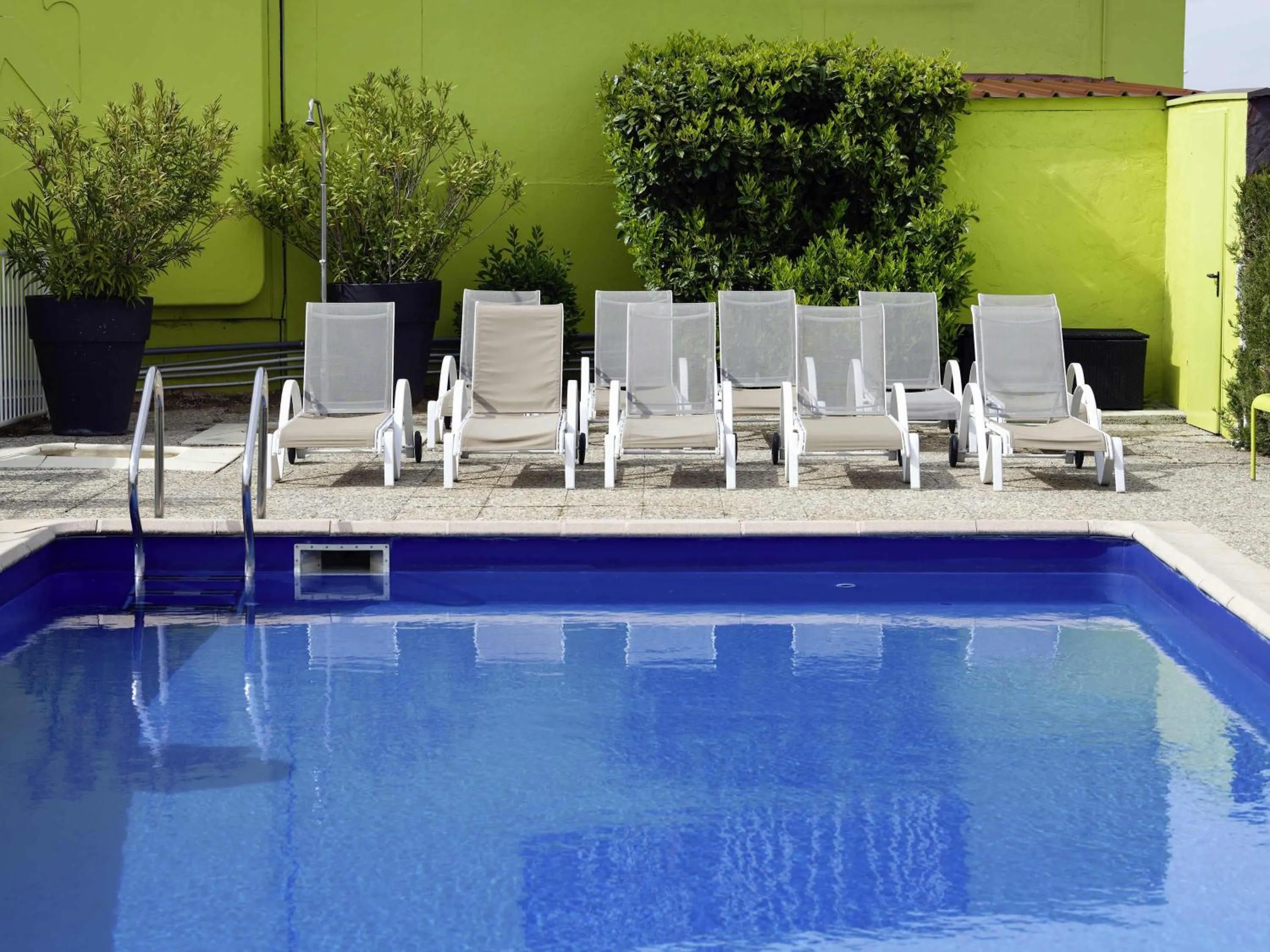 Pool view in ibis Styles Chalon sur Saône