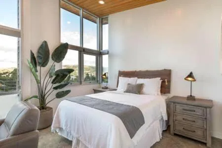 Bed in Anchor Inn Pacifica