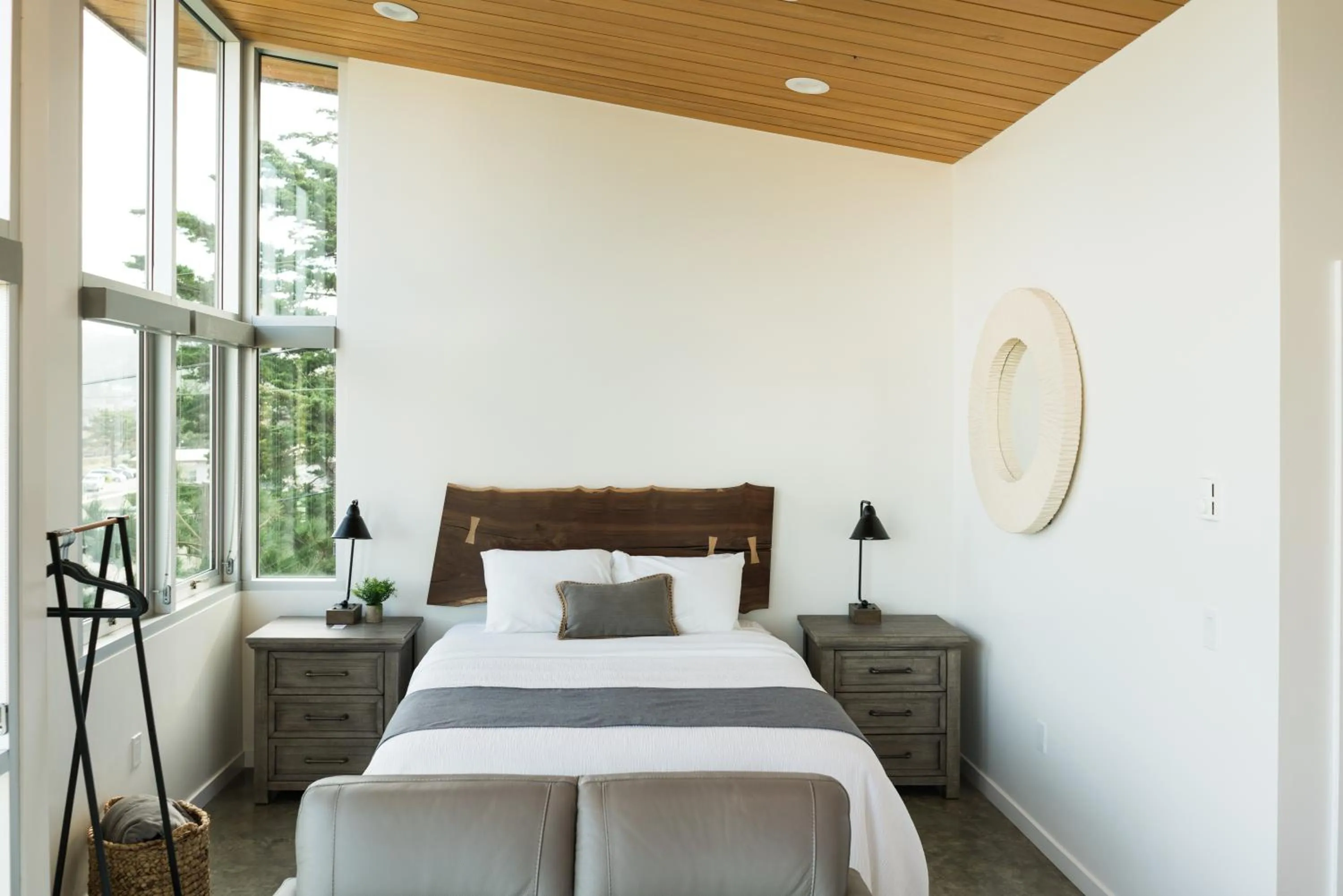 Bed in Anchor Inn Pacifica