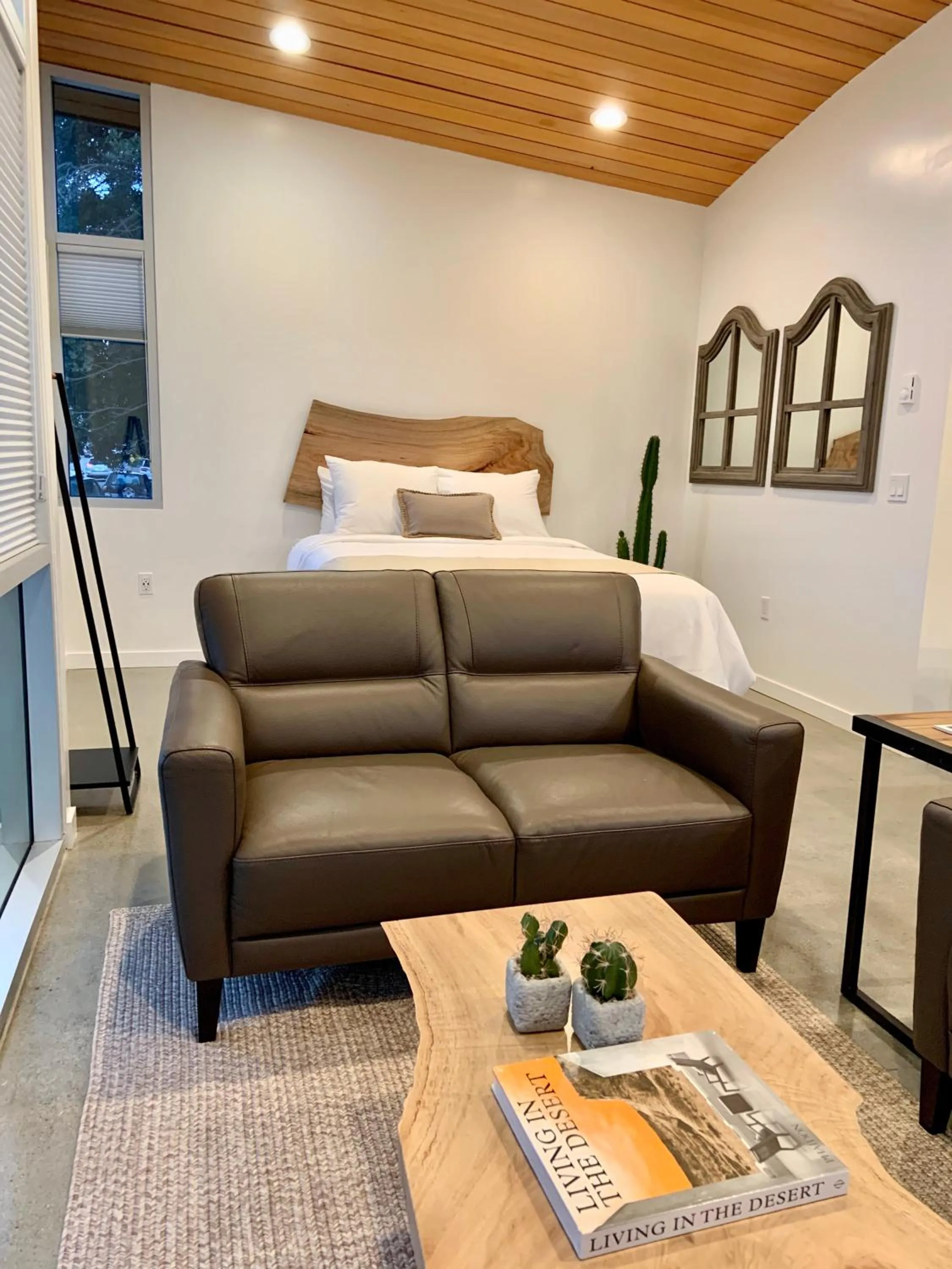 Bed in Anchor Inn Pacifica