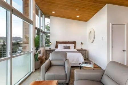 Bed in Anchor Inn Pacifica