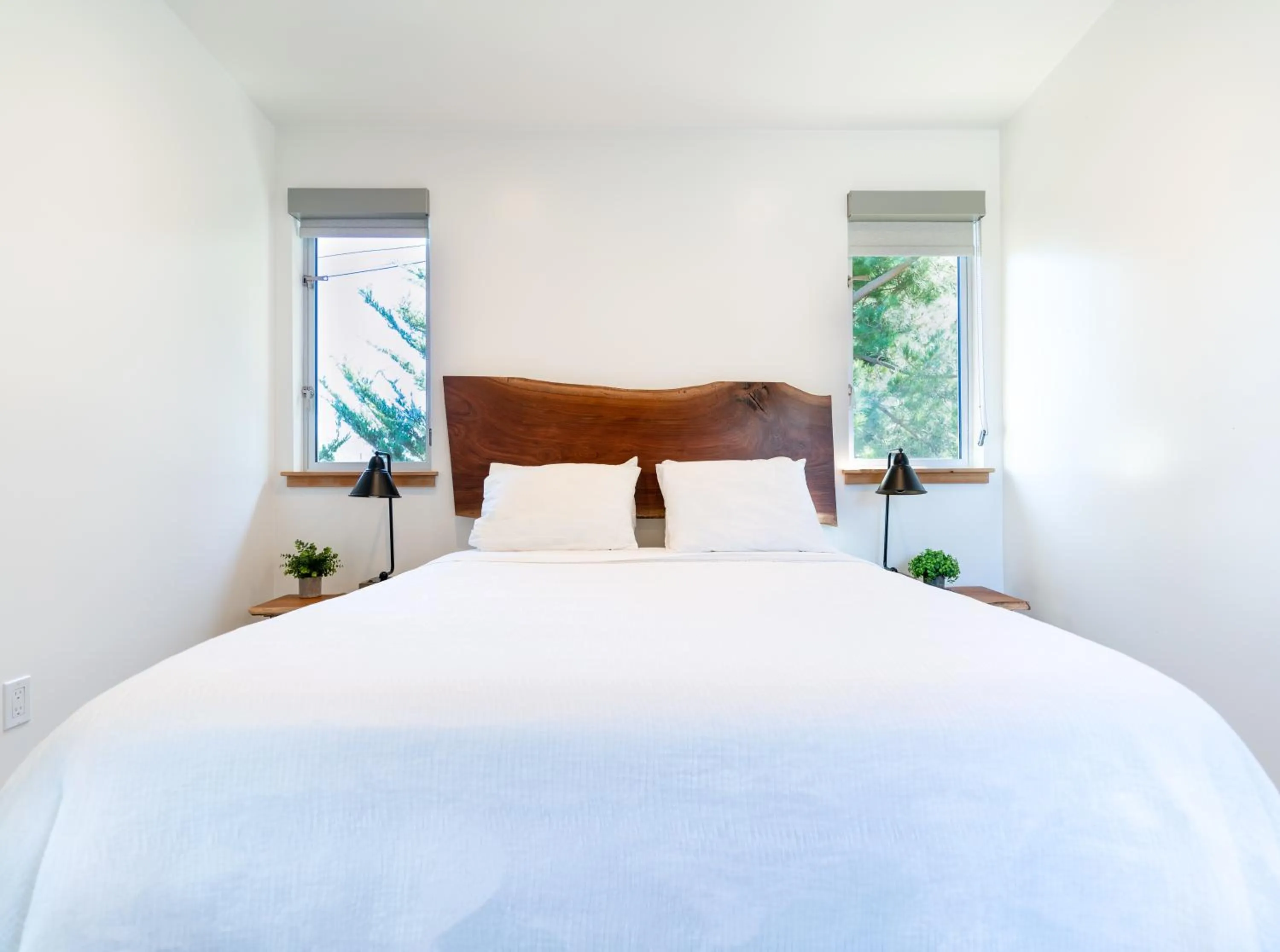 Bed in Anchor Inn Pacifica