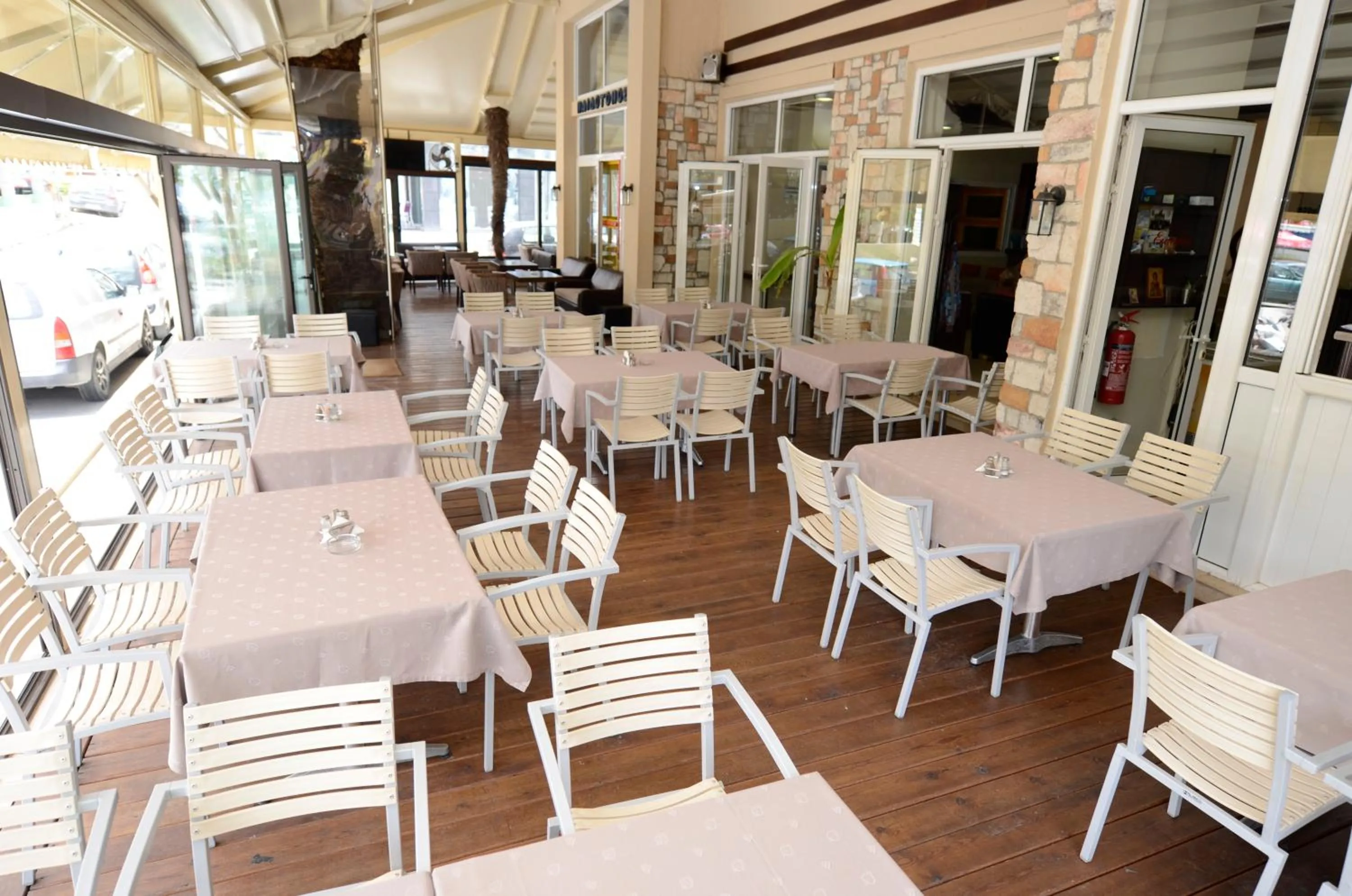 Restaurant/places to eat in Hotel Epavli