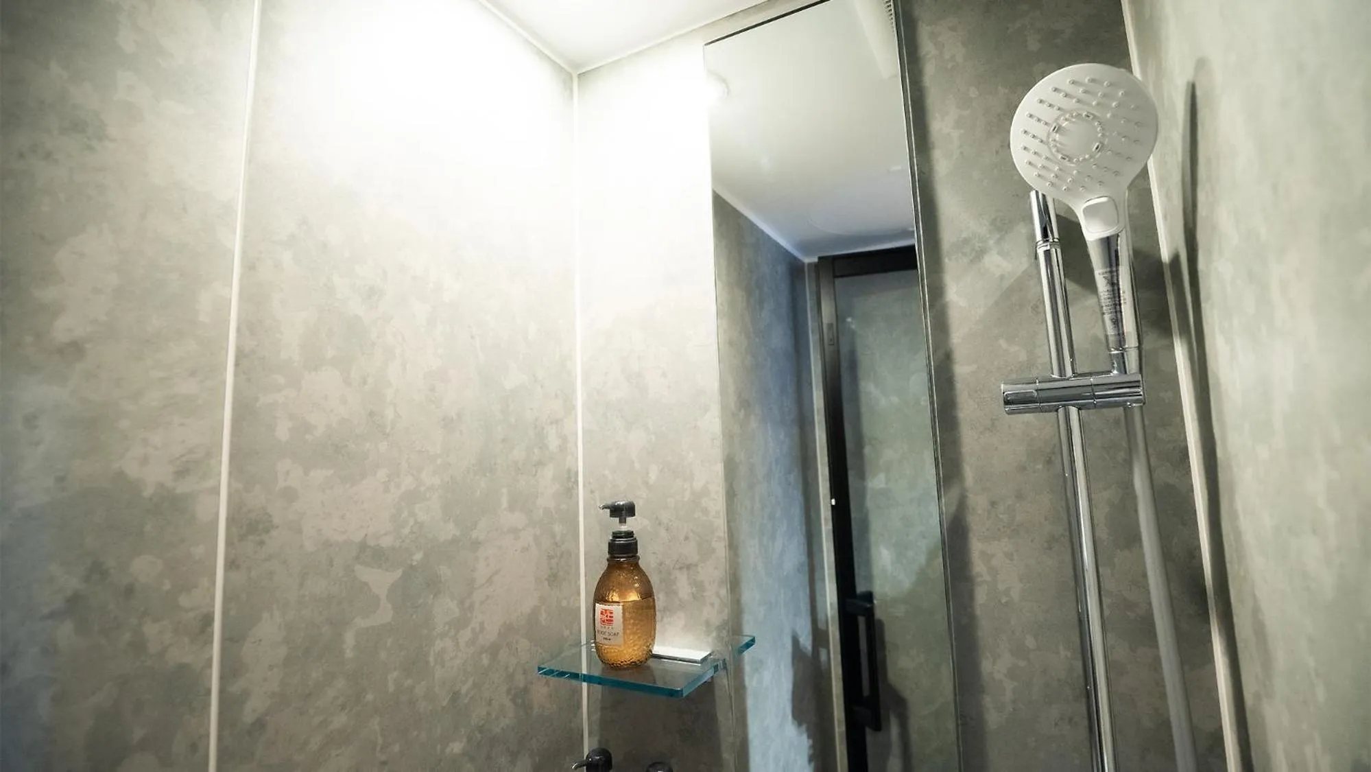 Shower in Hacho no Yu