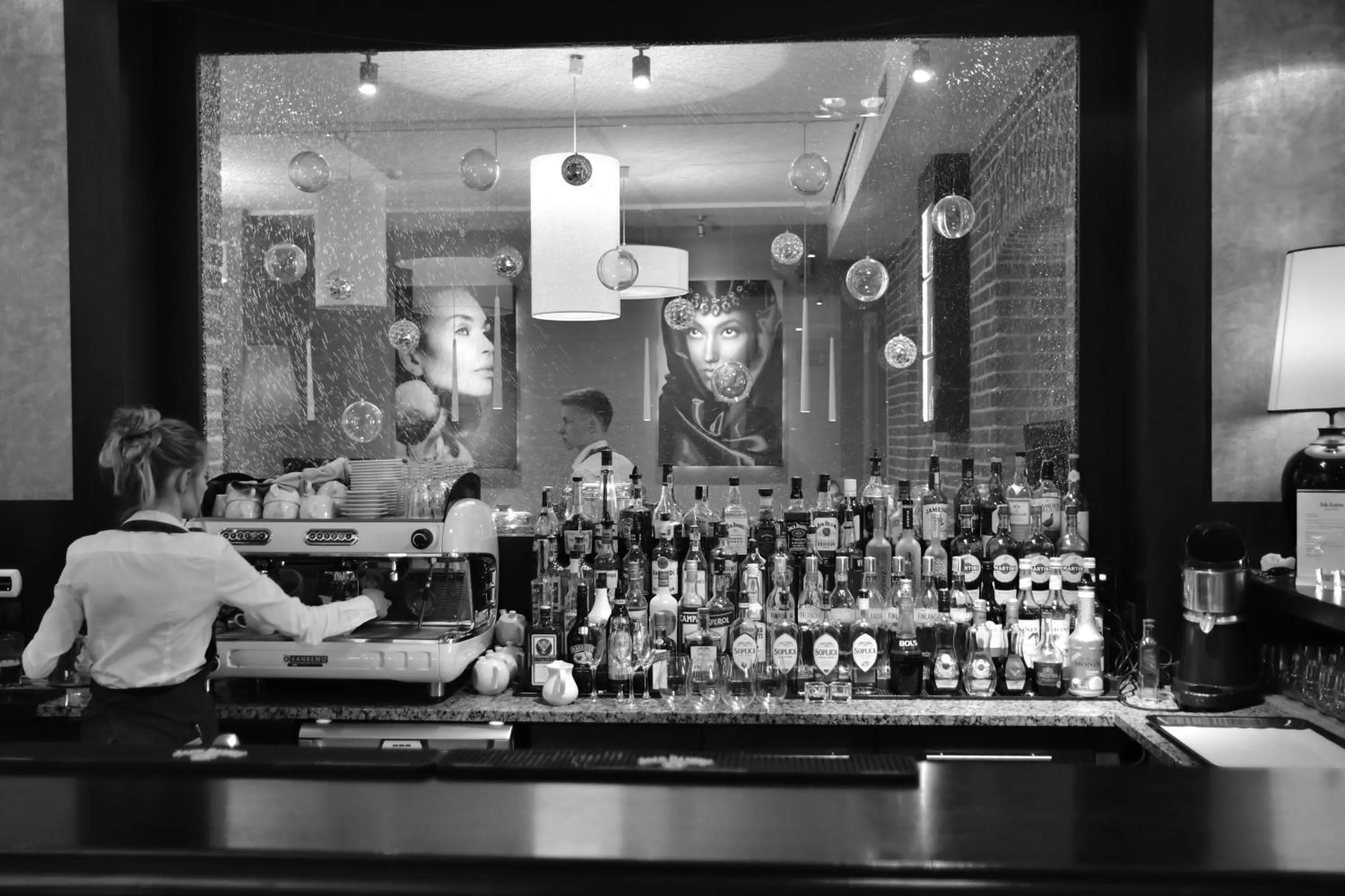 Restaurant/places to eat in Metropolitan Boutique Hotel