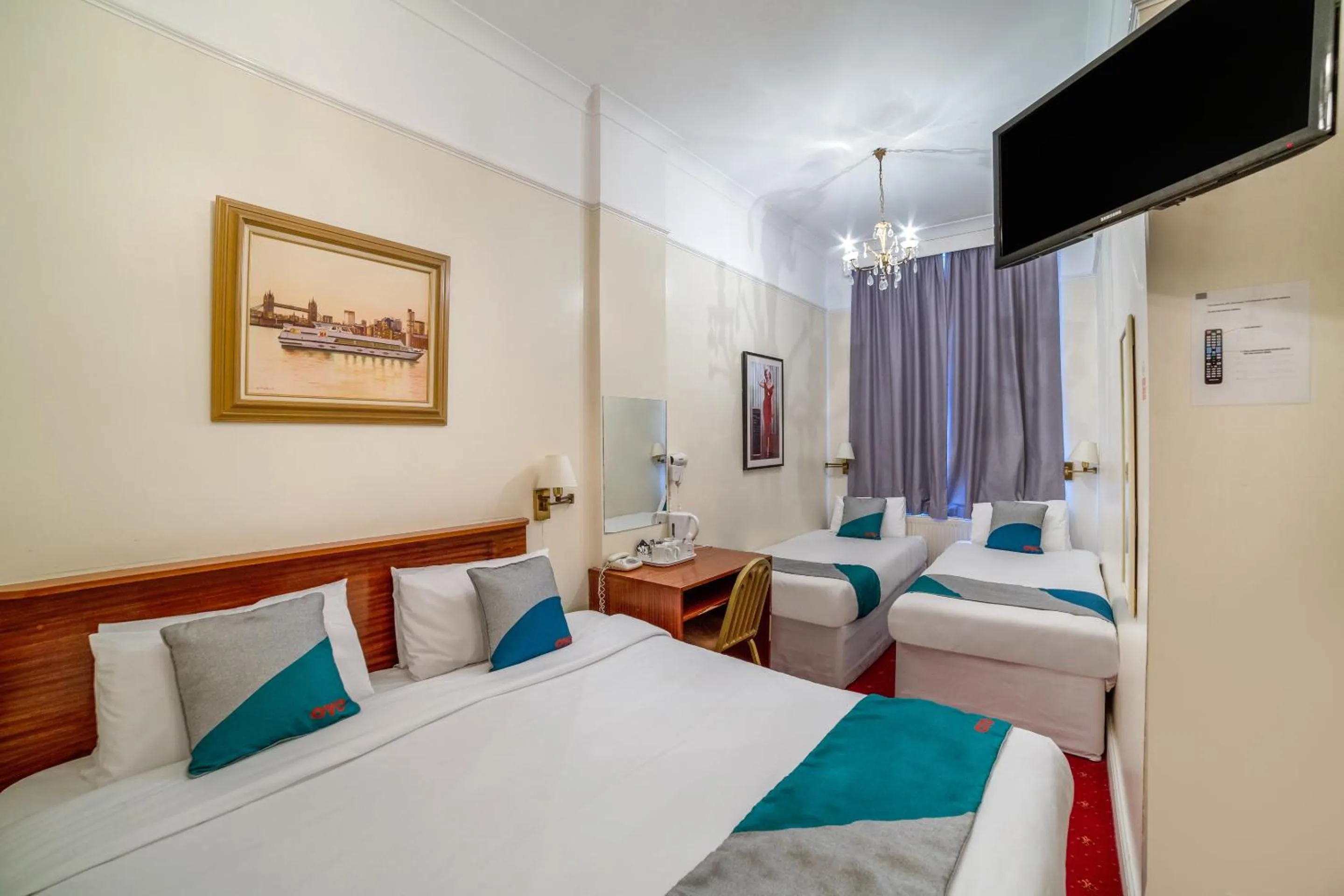 Bedroom, Bed in St George's Hotel